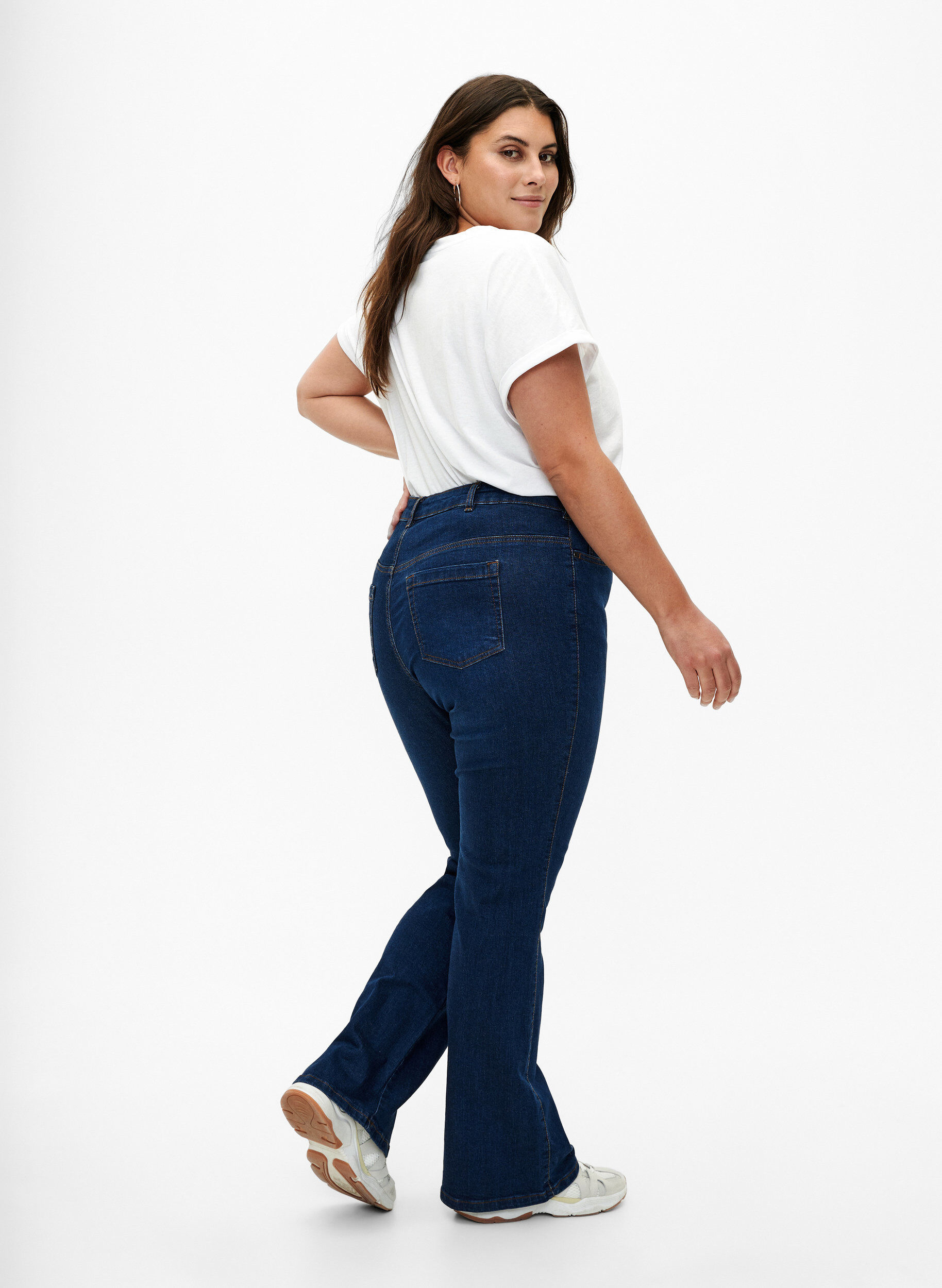 Zizzi Ellen Bootcut-Jeans mit hoher Taille, Blau, Model image number 1
