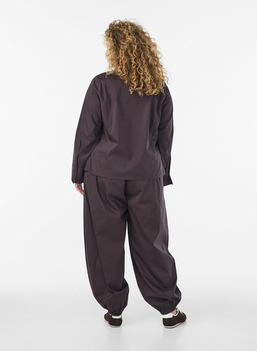 Chemise courte avec un zip &agrave; double curseur, Marron, Model