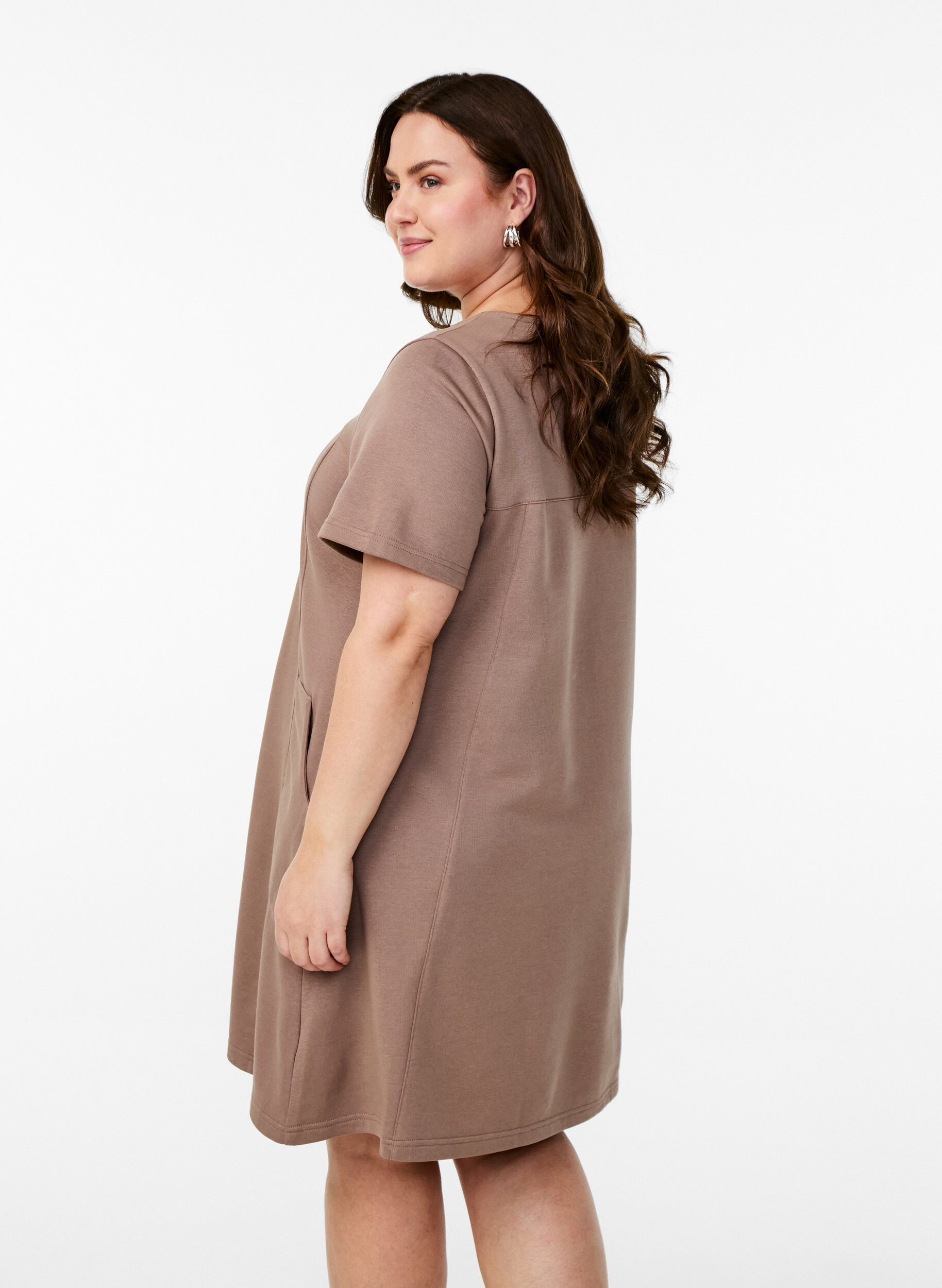 Zizzi Jerseykleid mit kurzen &Auml;rmeln und Taschen, Braun, Model image number 2