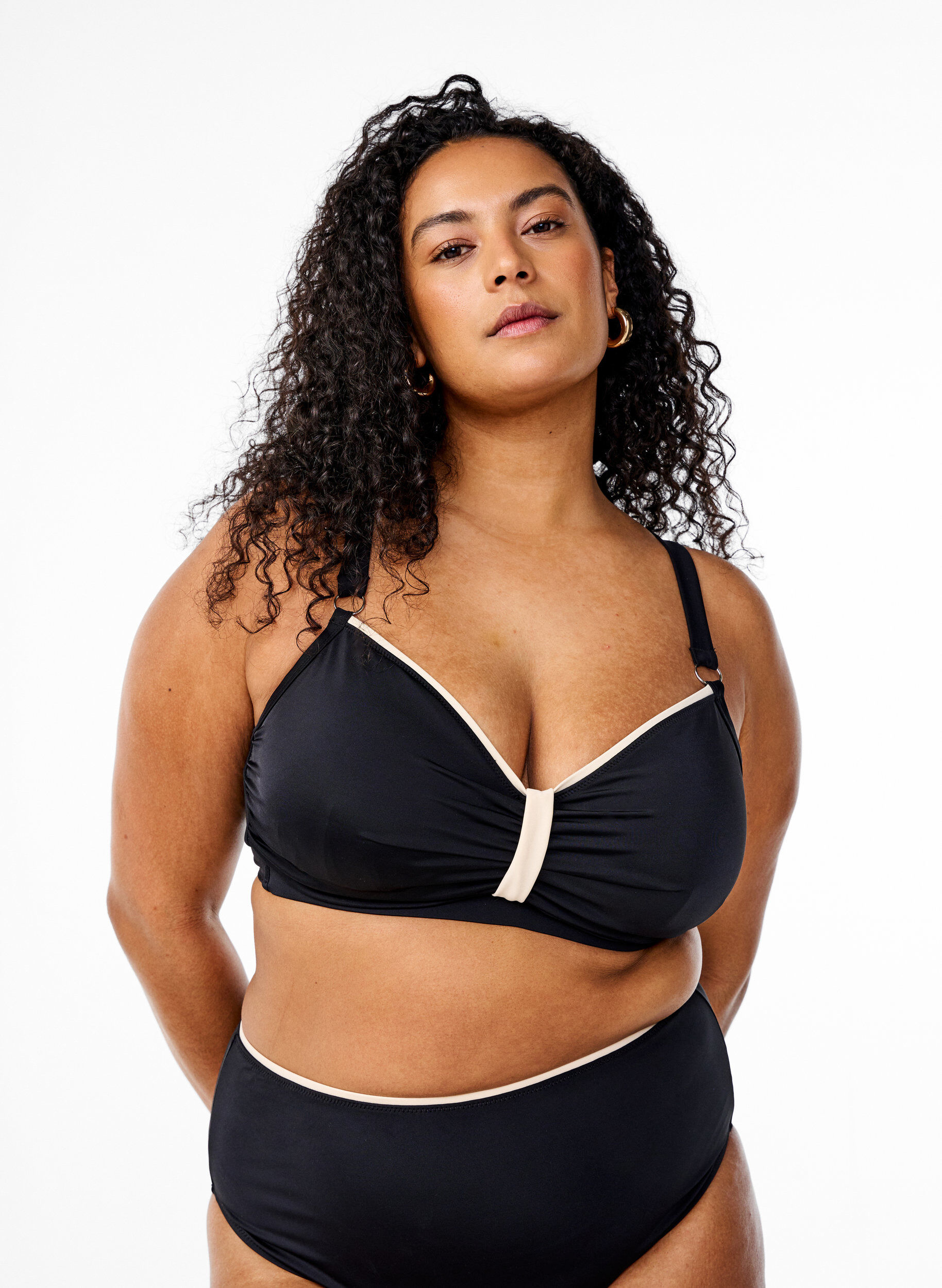 Bikinioberteil mit Raffung und Kontrastdetails, Schwarz, Model