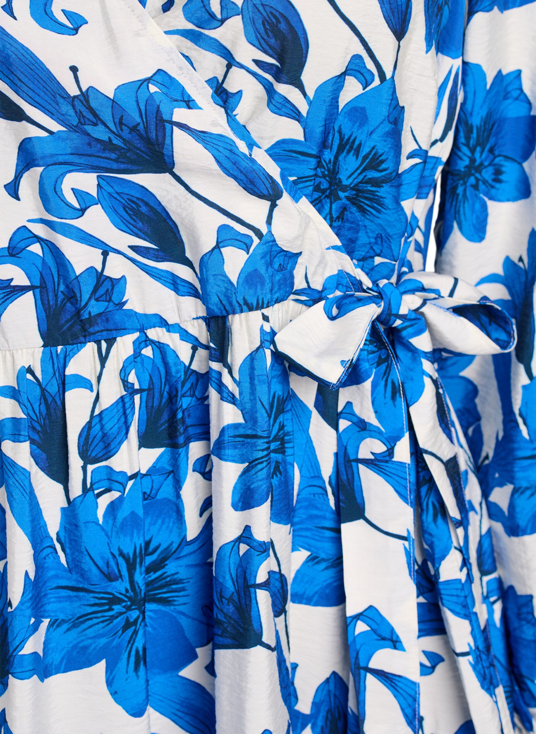 Zizzi Robe portefeuille &agrave; fleurs avec ceinture &agrave; nouer, Vanille, Packshot image number 2