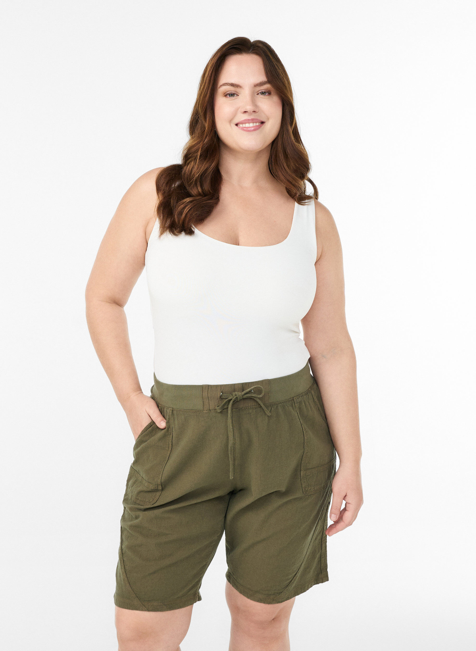 Lockere Shorts aus Baumwolle mit Taschen, Gr&uuml;n, Model