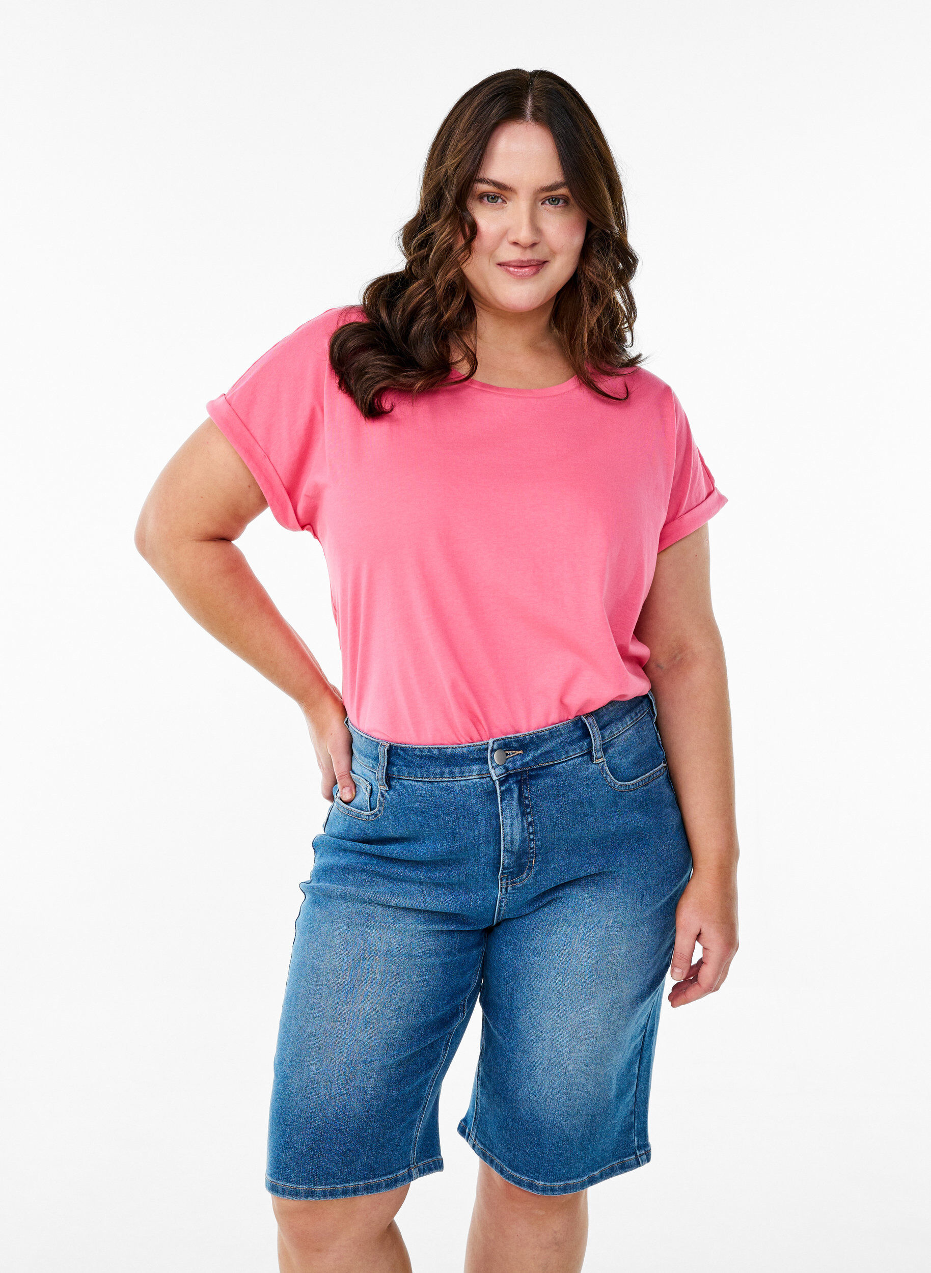 Hoch taillierte Bermuda Shorts aus Denim, Blau, Model