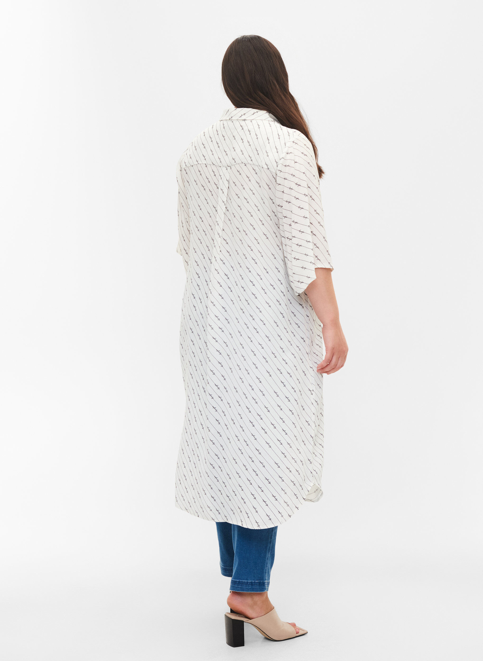 Zizzi Robe chemise ray&eacute;e en viscose, White AOP, Model image number 1