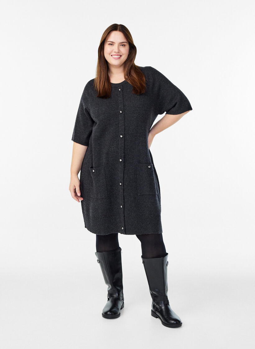 Kurzes Strickkleid mit kurzen Ärmeln und Kugelknöpfen, Grau, Model image number 1