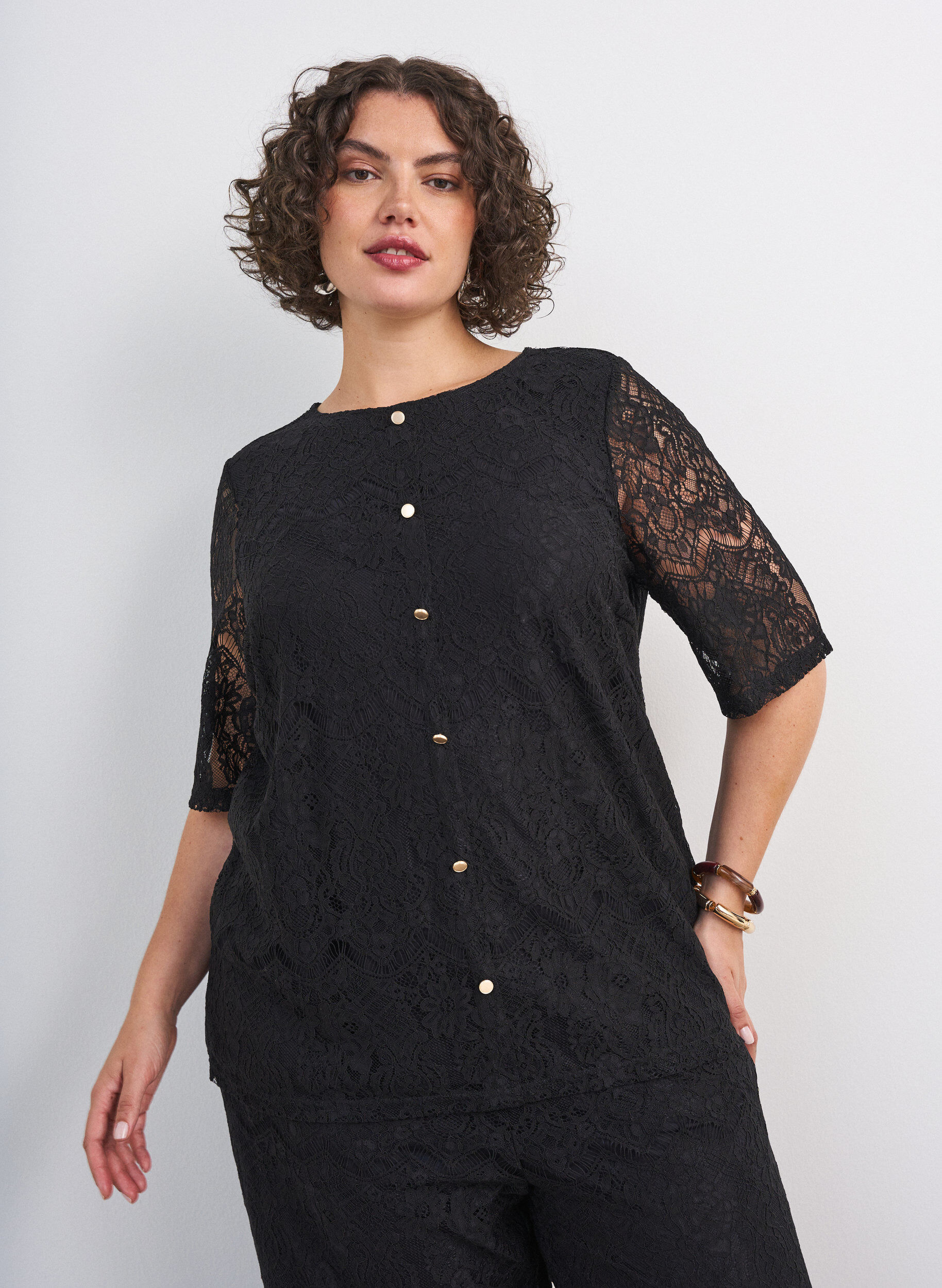 Blouse en dentelle avec boutons d&eacute;coratifs, Noir, Model