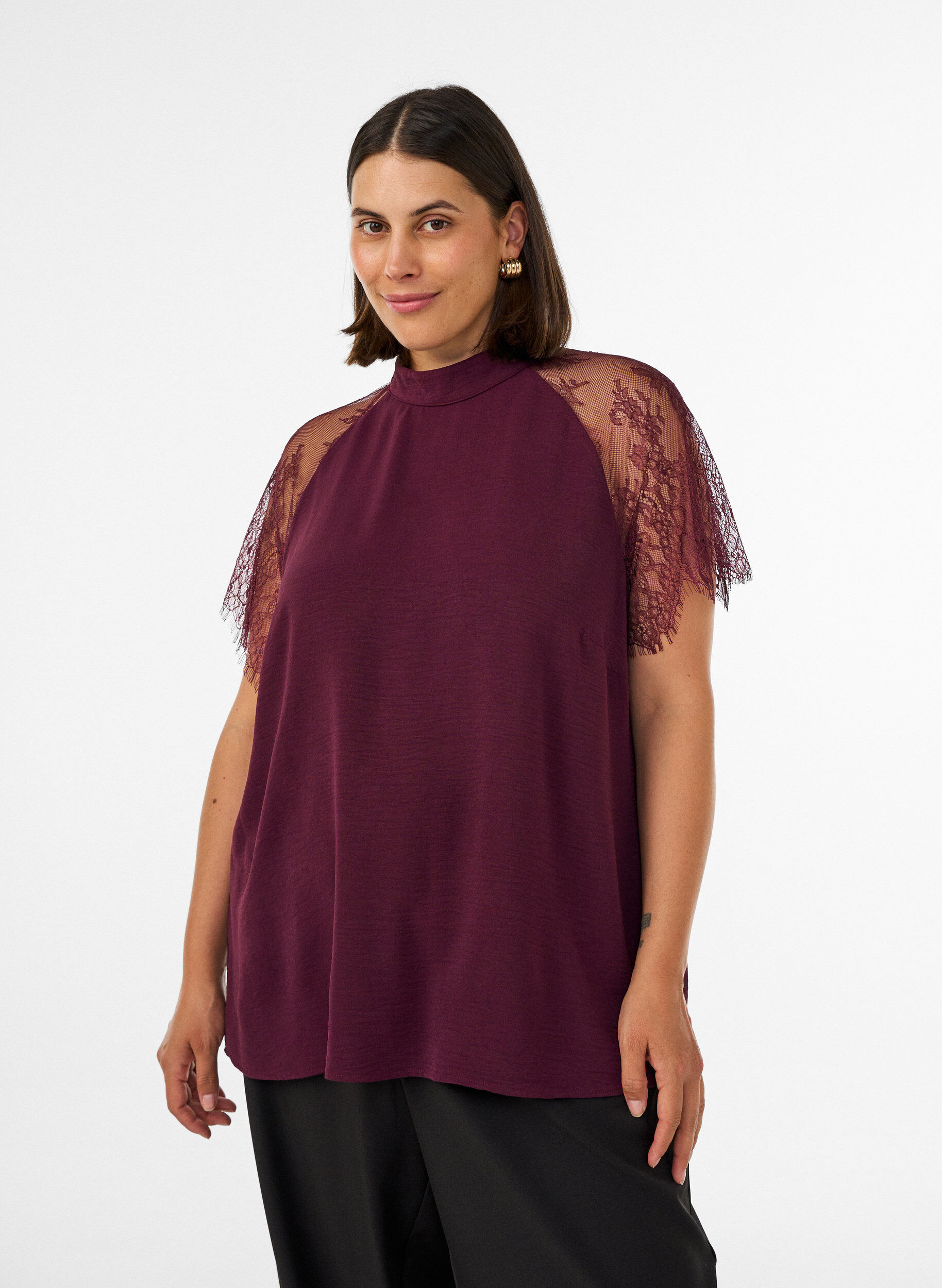 Bluse mit kurzen &Auml;rmeln aus Spitze und hohem Kragen, Rot, Model