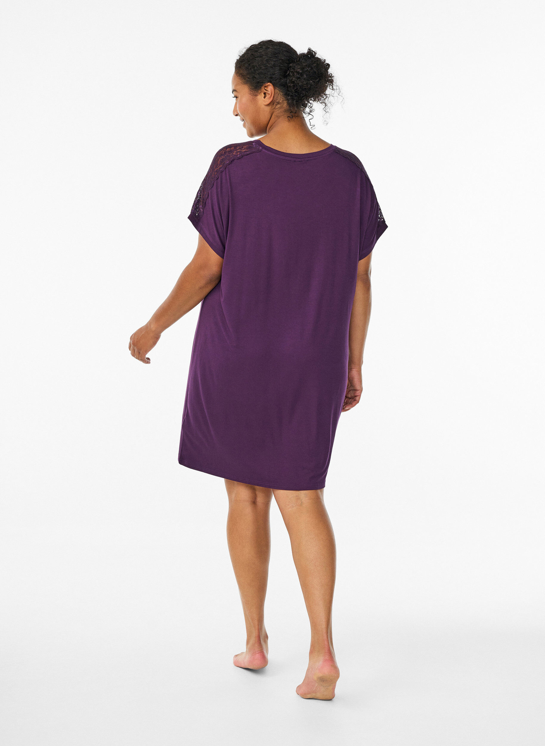 Zizzi Chemise de nuit en viscose avec dentelle, Violet, Model image number 2