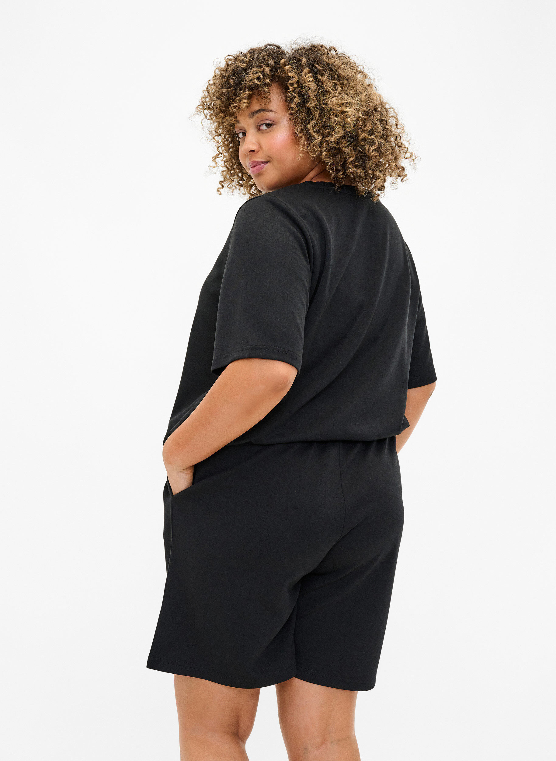 Zizzi Shorts aus Modalmischung mit Taschen, Schwarz, Model image number 1