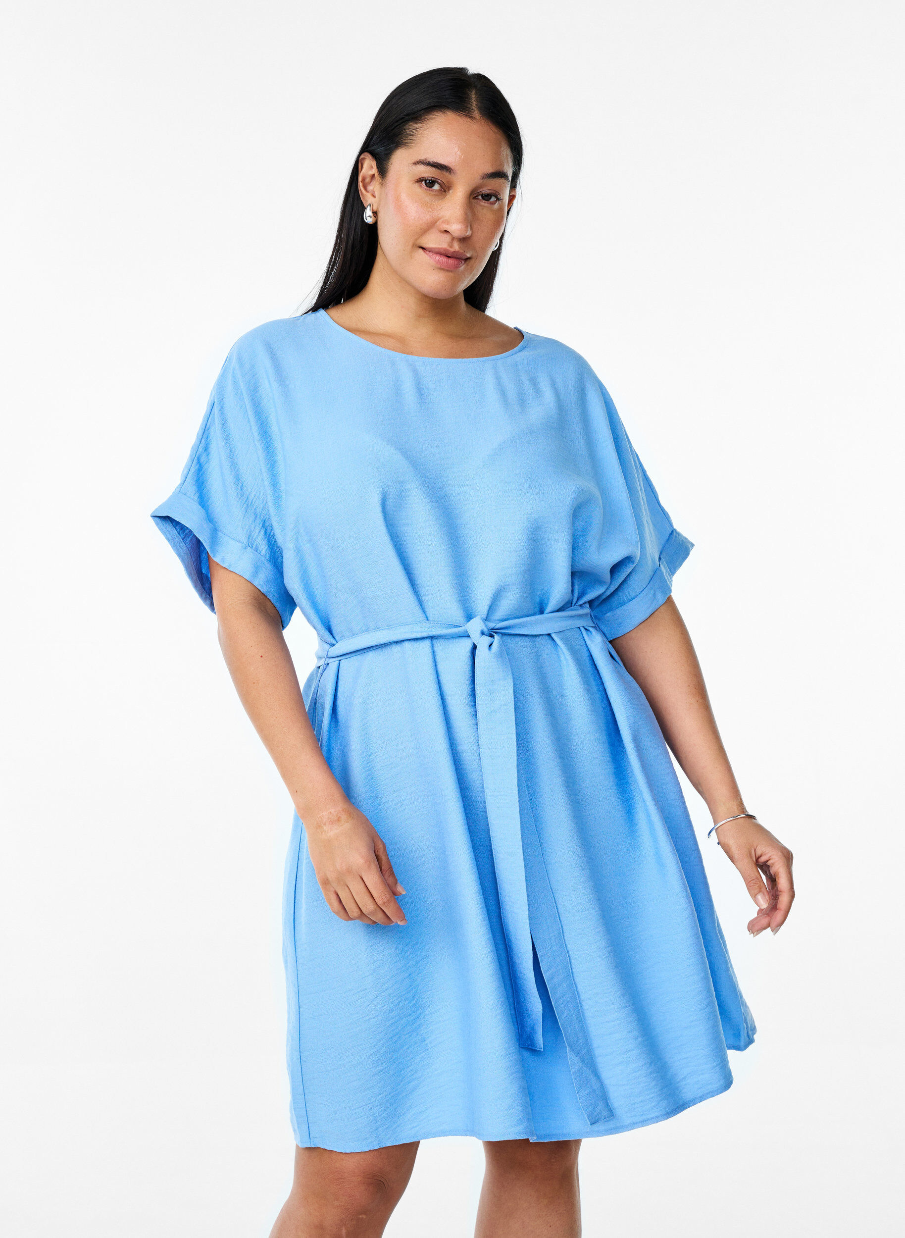 Kurzes Kleid mit lockerer Passform und Bindeg&uuml;rtel, Blau, Model
