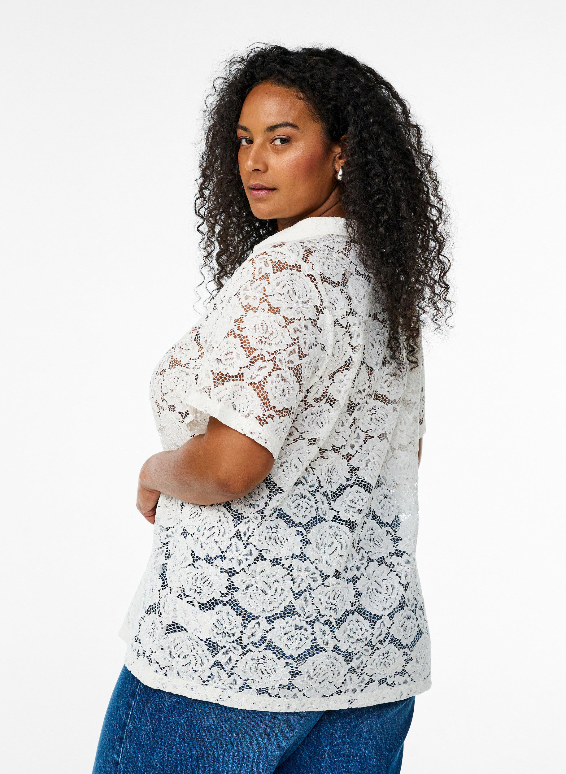 Zizzi Chemisier en dentelle avec un col et un d&eacute;collet&eacute; en V, Vanille, Model image number 2