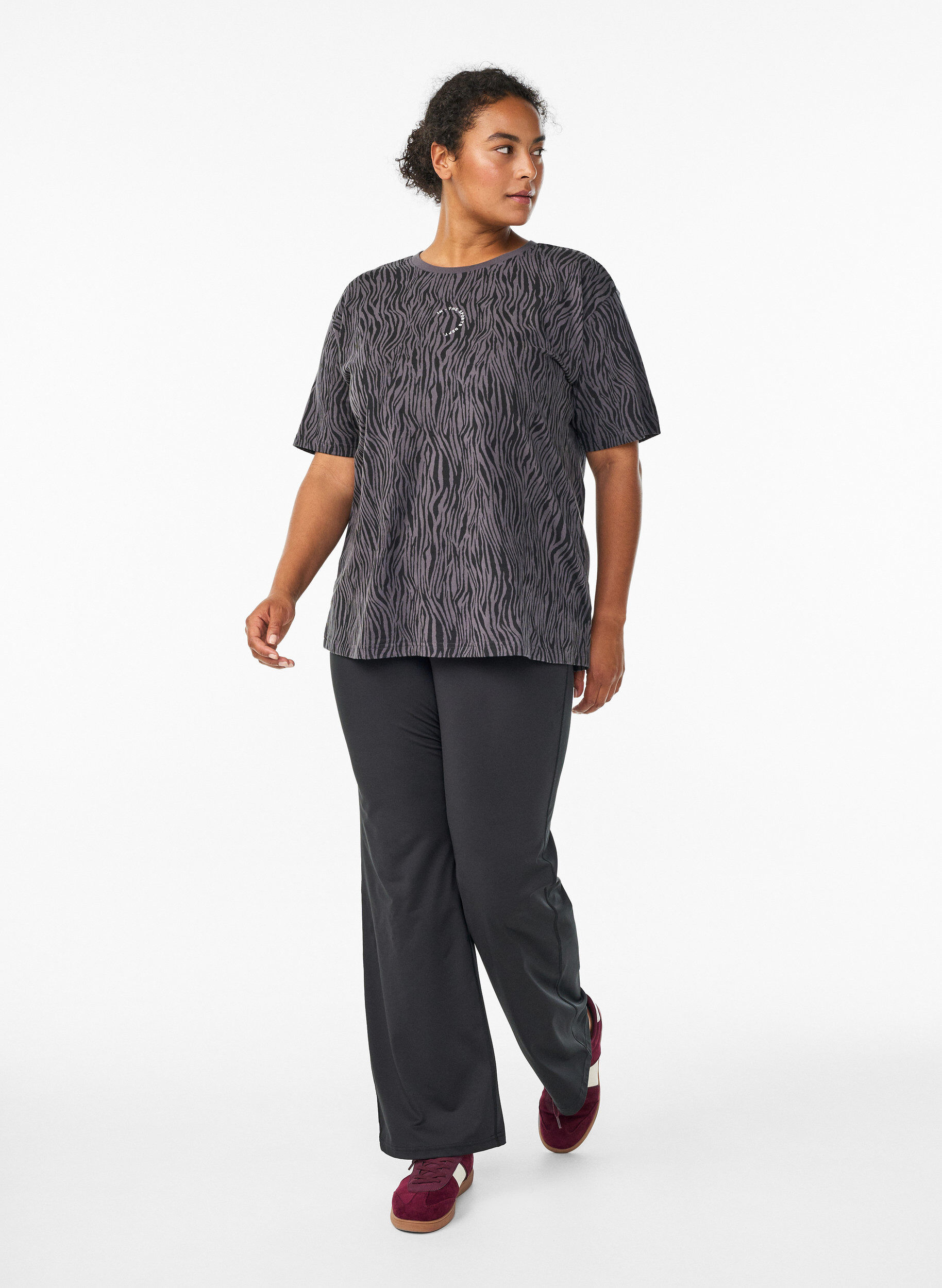 Zizzi T-shirt sport en coton bio imprim&eacute; z&egrave;bre, Gris anthracite, Model image number 1