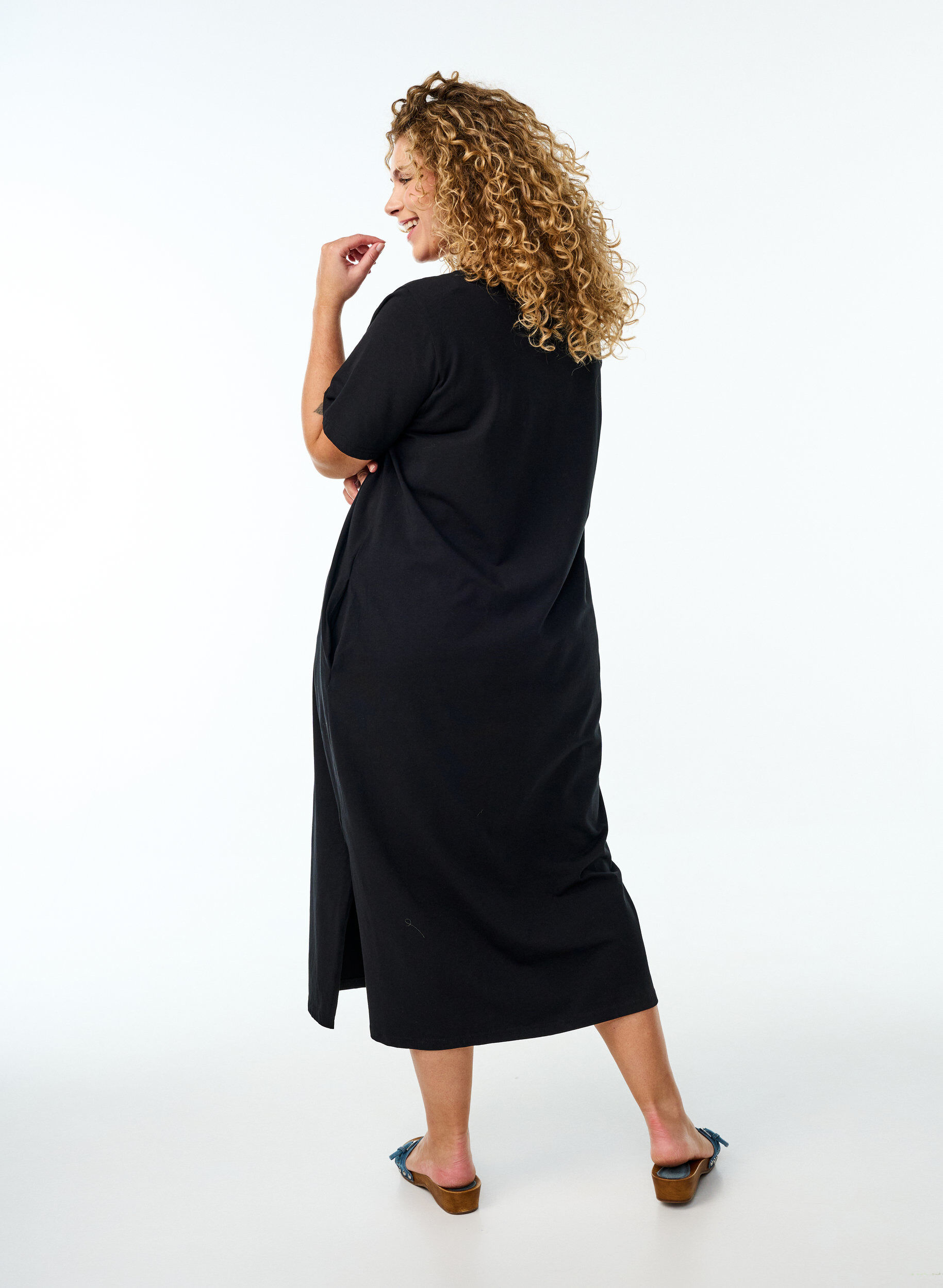 Zizzi Midi-T-Shirtkleid mit V-Ausschnitt, Schwarz, Model image number 2