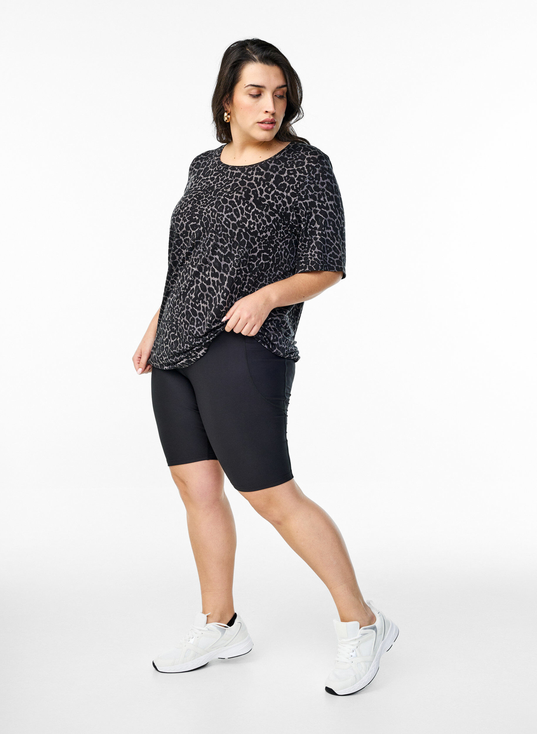 Zizzi Short ajust&eacute; avec poches lat&eacute;rales, Noir, Model image number 1