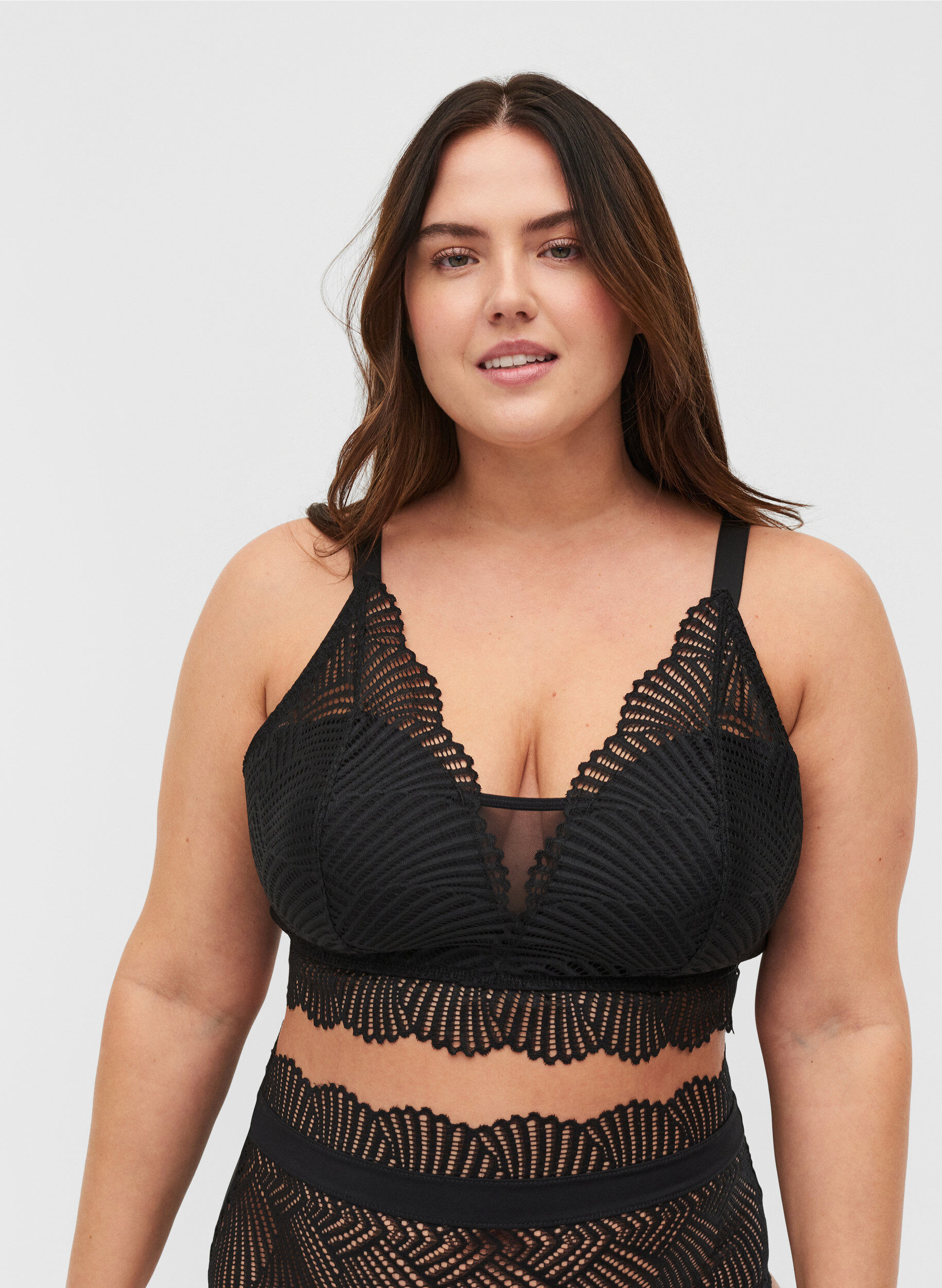 Zizzi Soutien-gorge en dentelle &agrave; rembourrage doux, Black, Model image number 0