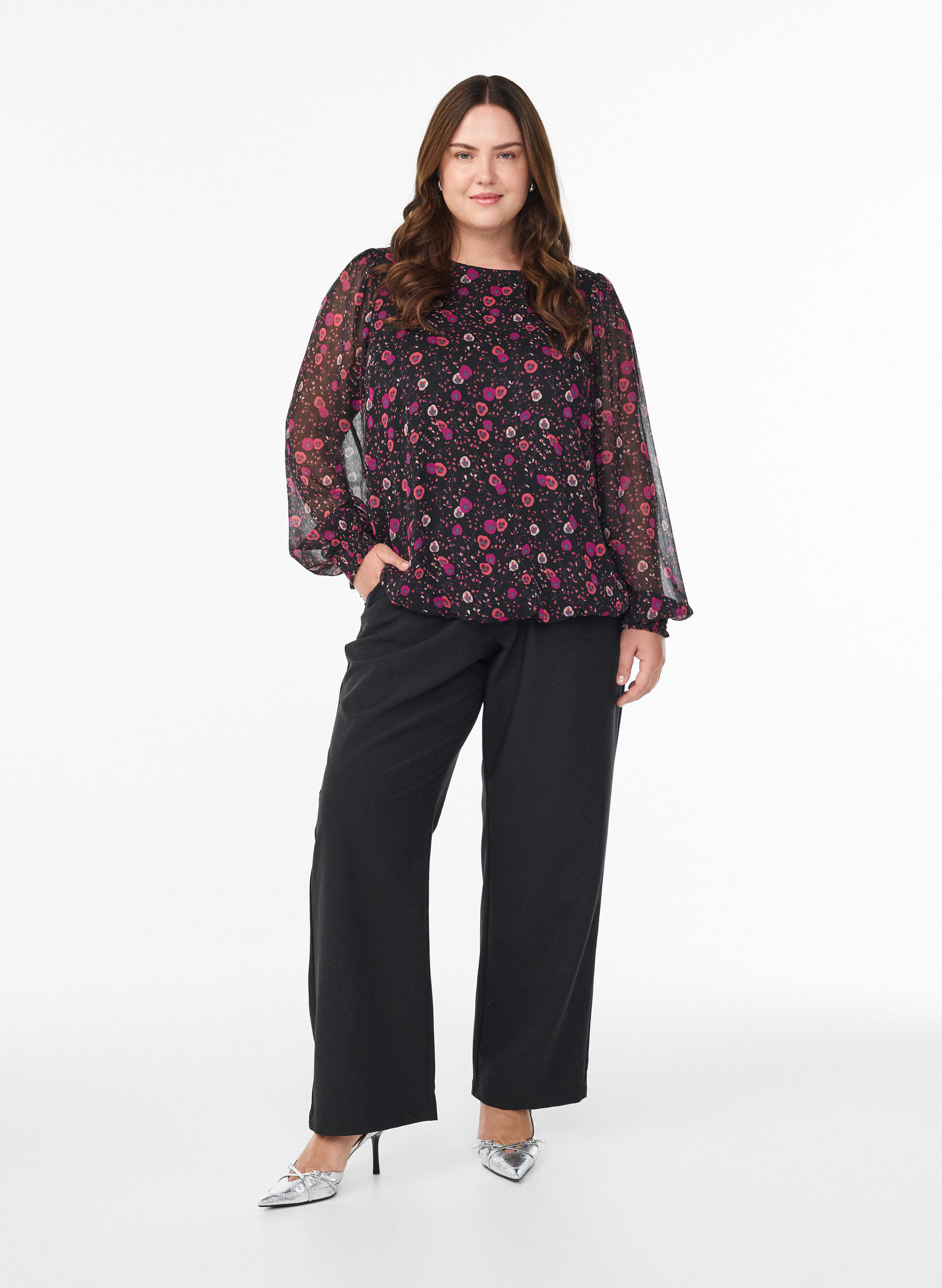 ZizziGebl&uuml;mte Bluse aus Chiffon mit transparenten &Auml;rmeln, Schwarz, Model image number 1