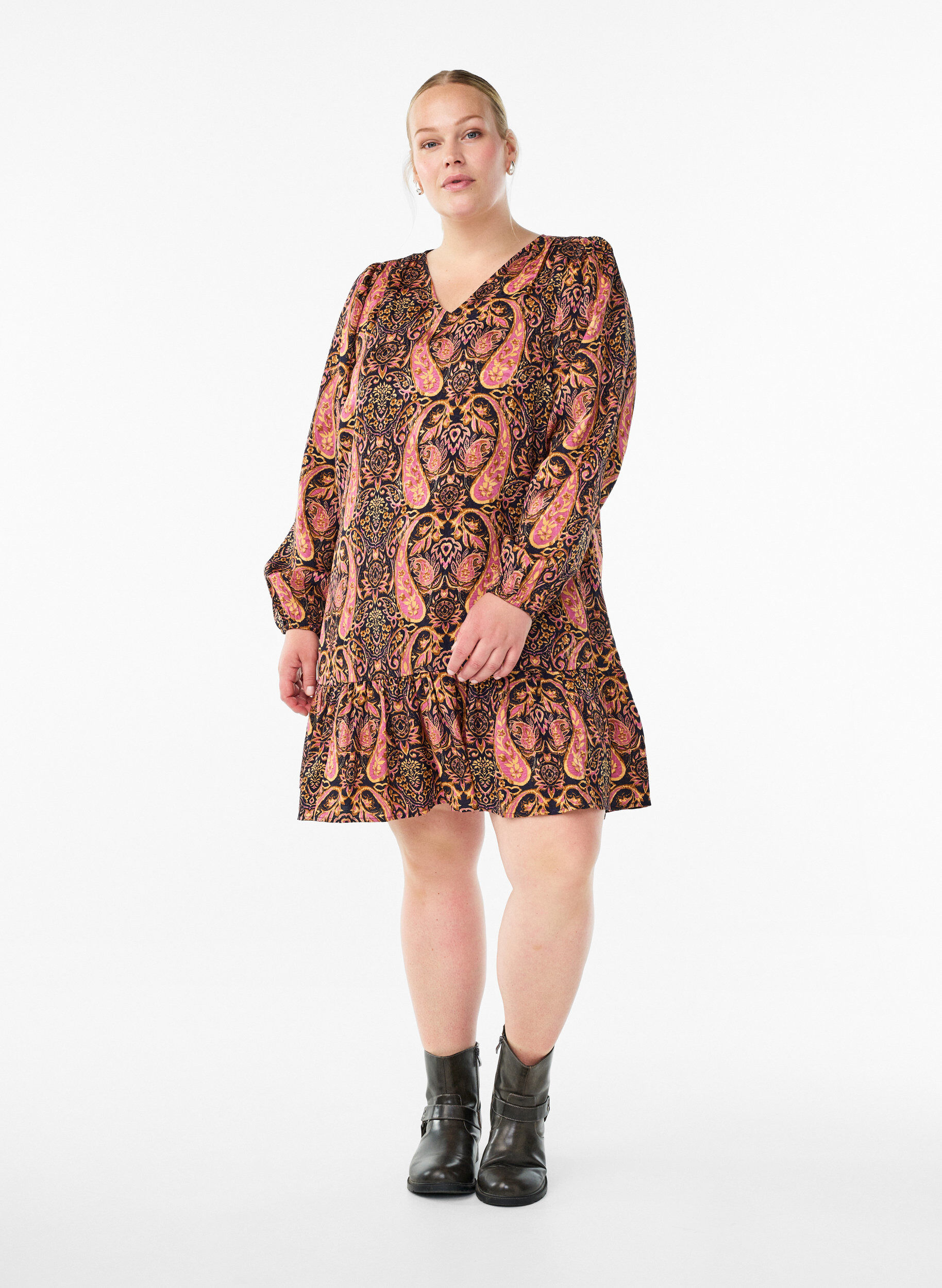 Zizzi Robe courte coupe &eacute;vas&eacute;e avec imprim&eacute; paisley, Bleu, Model image number 1