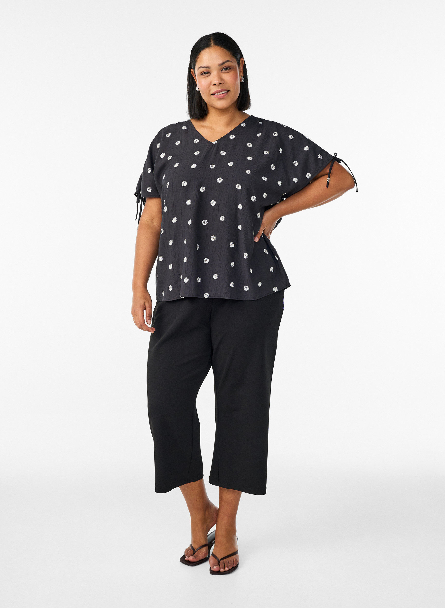 Zizzi Pantalon 7/8 &agrave; coupe ample, Noir, Model image number 1