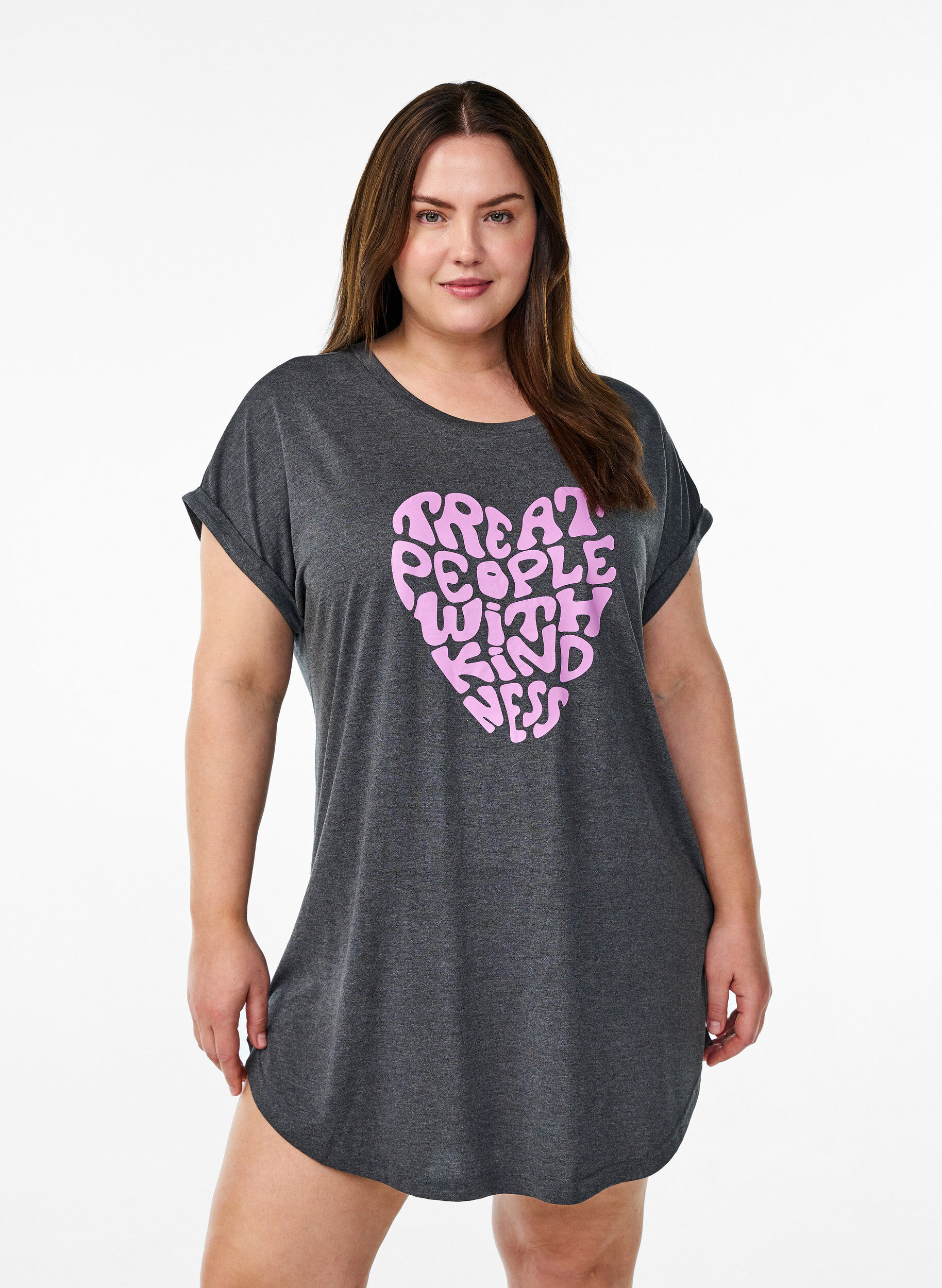 Zizzi Kurz&auml;rmliges Nachthemd mit Textdruck, Schwarz, Model image number 0