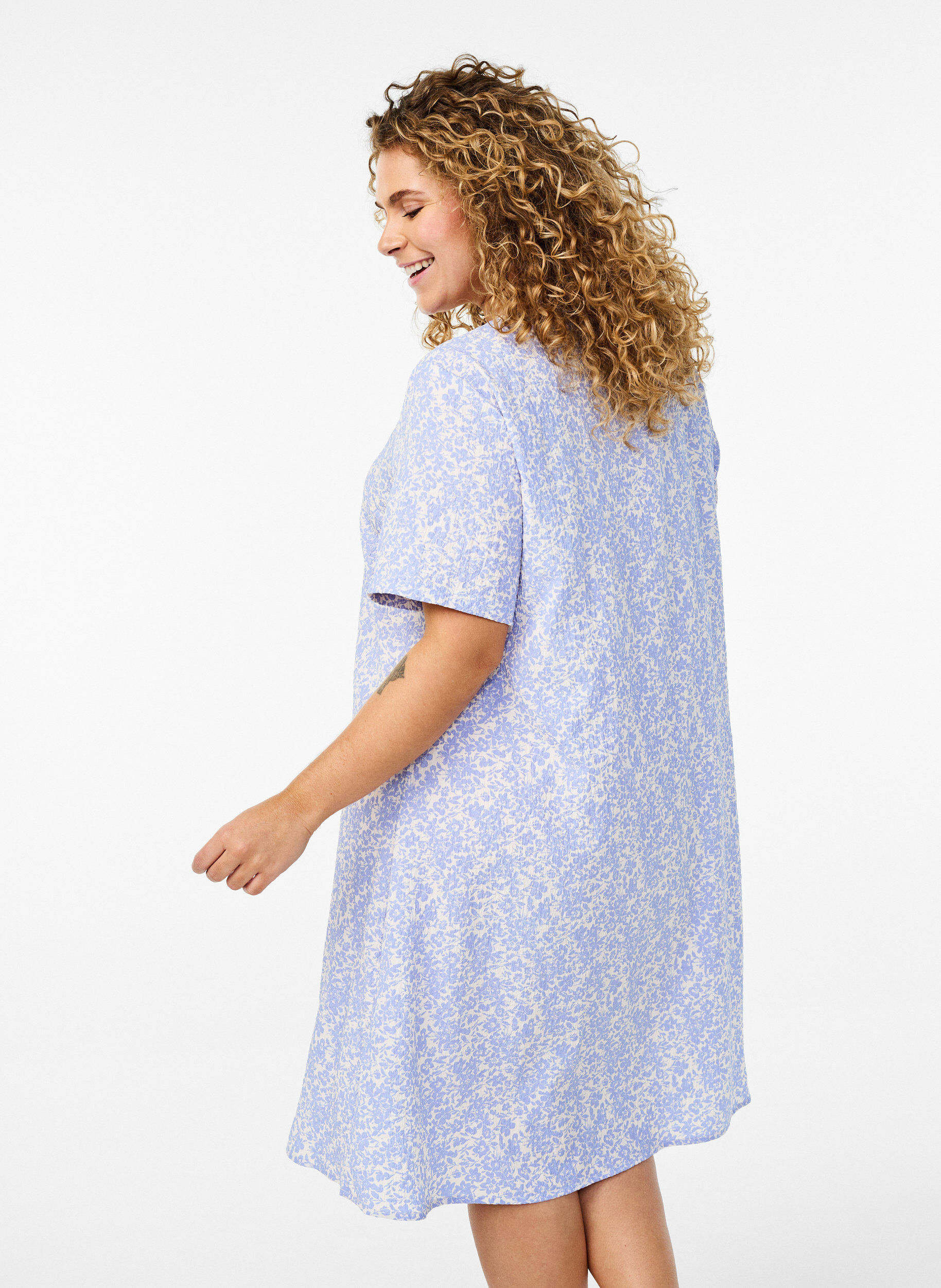 Zizzi FLASH - Kleid mit kurzen &Auml;rmeln und V-Ausschnitt, Blau, Model image number 2