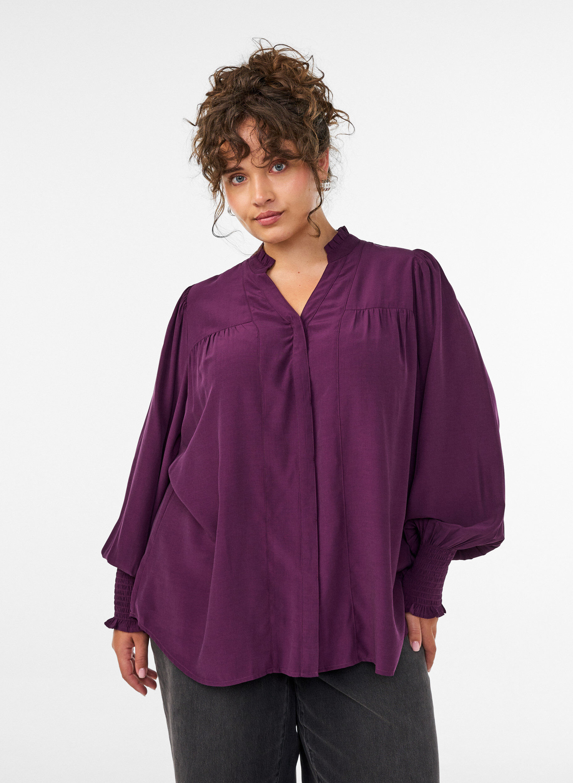 Bluse mit R&uuml;schenkragen und Raffung, Lila, Model