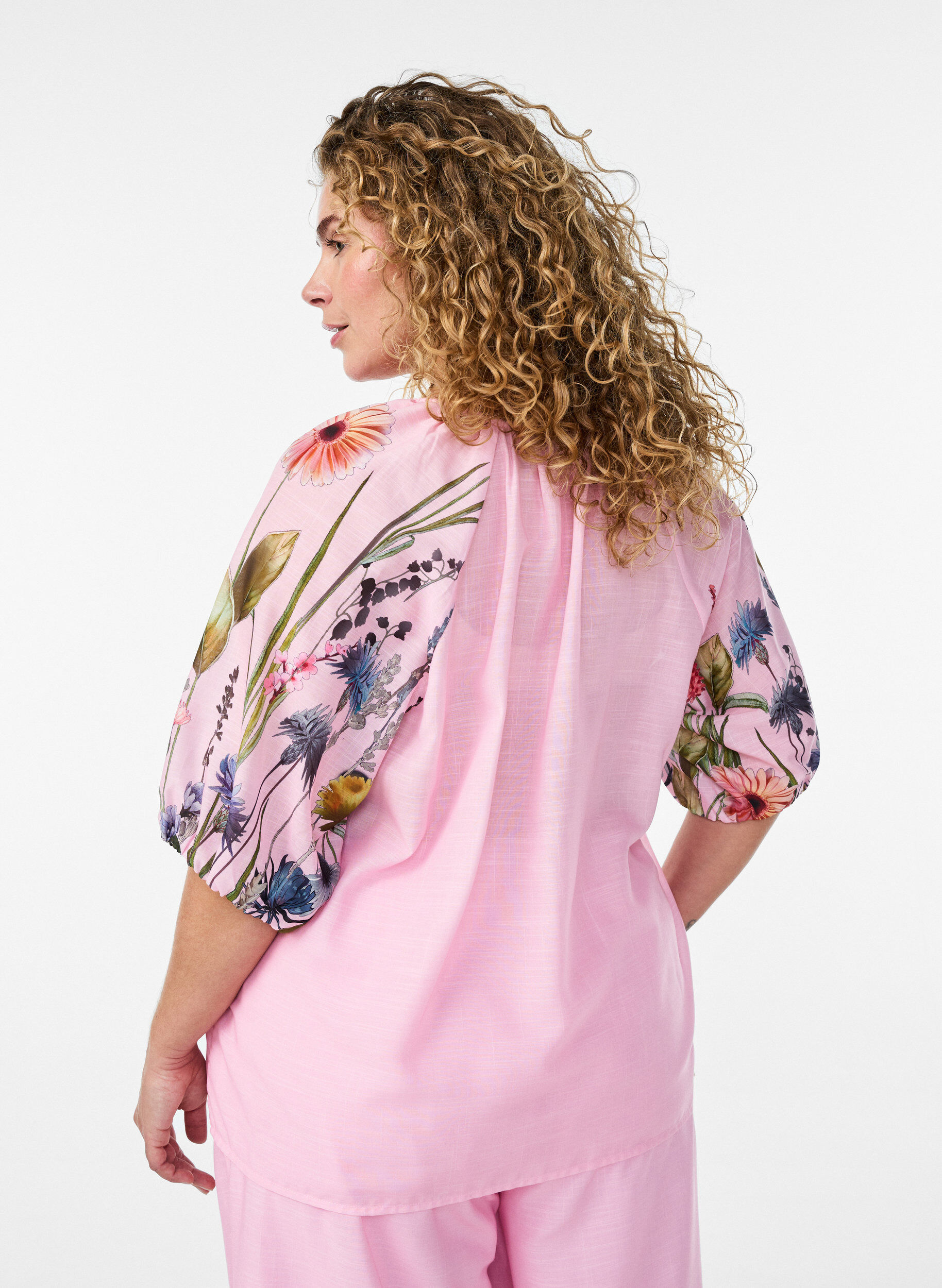 Zizzi Bluse mit Bindedetail und gebl&uuml;mten &Auml;rmeln, Pink, Model image number 2