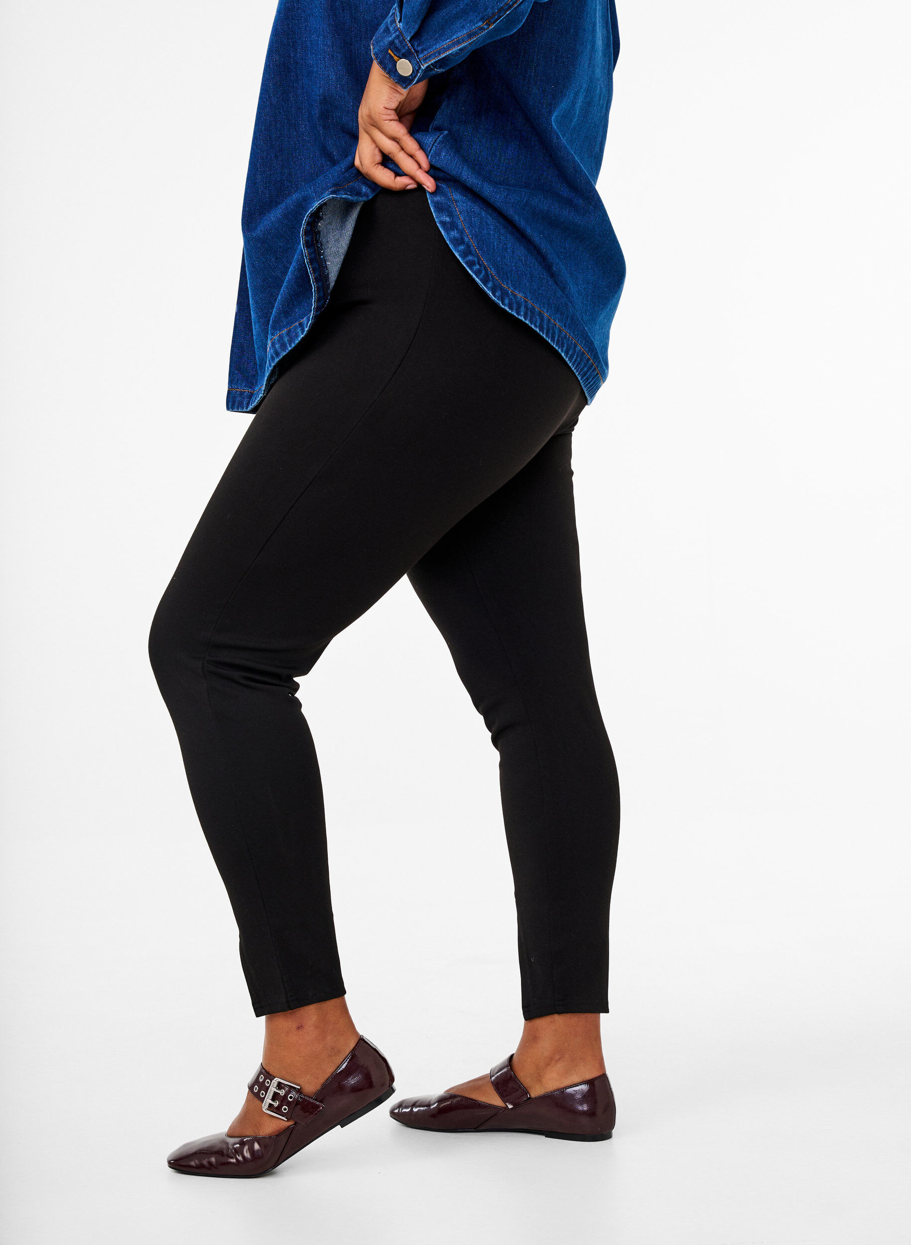 Zizzi Leggings aus Viskose mit einem Schlitz auf der Vorderseite, Schwarz, Model image number 2