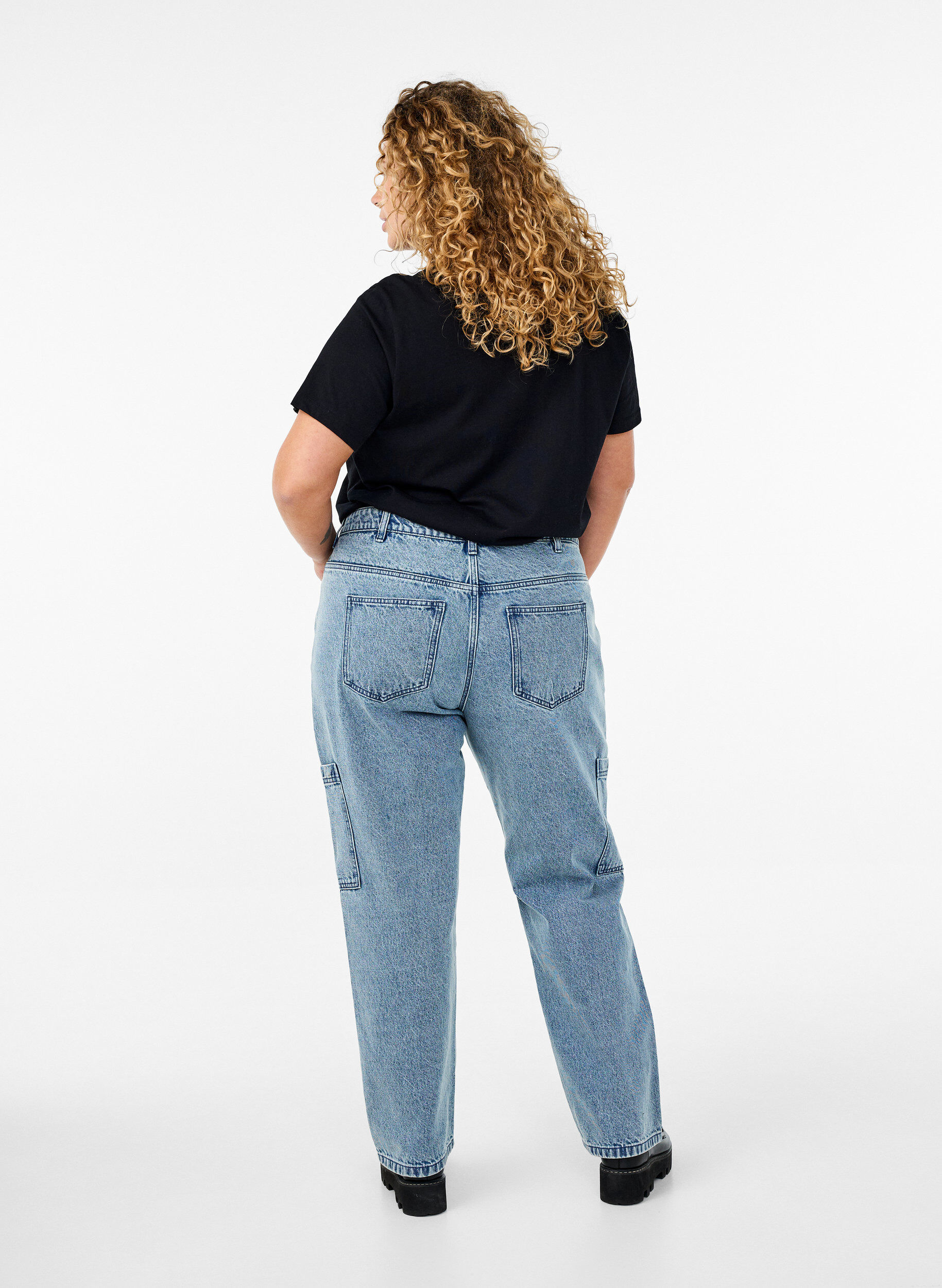 Zizzi Jeans cargo taille haute, Bleu Clair, Model image number 1