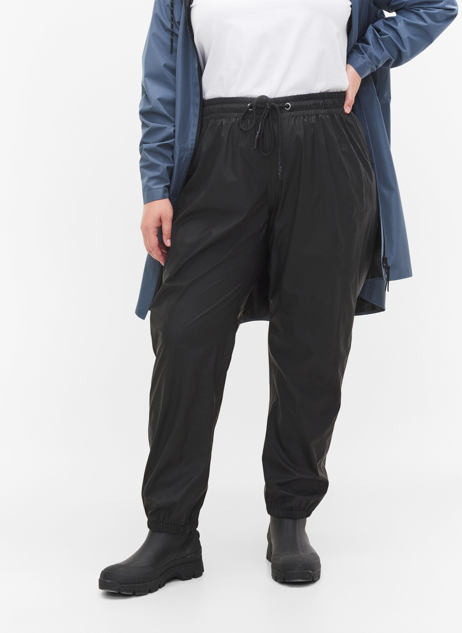 Zizzi Pantalon de pluie avec &eacute;lastique et cordon de serrage, Black, Model image number 2