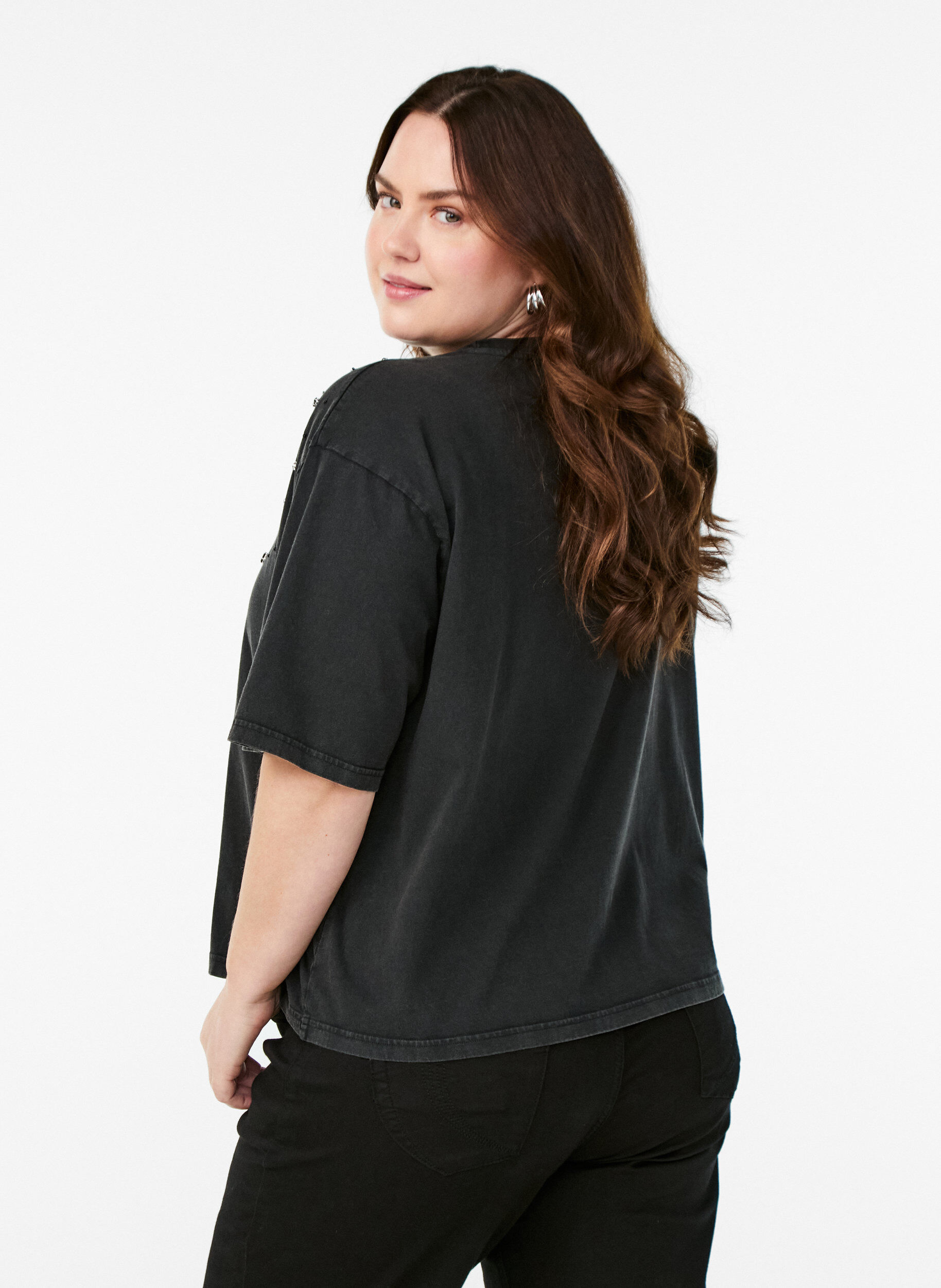 Zizzi Boxy T-Shirt mit Perlen und Strasssteinen, Grau, Model image number 2