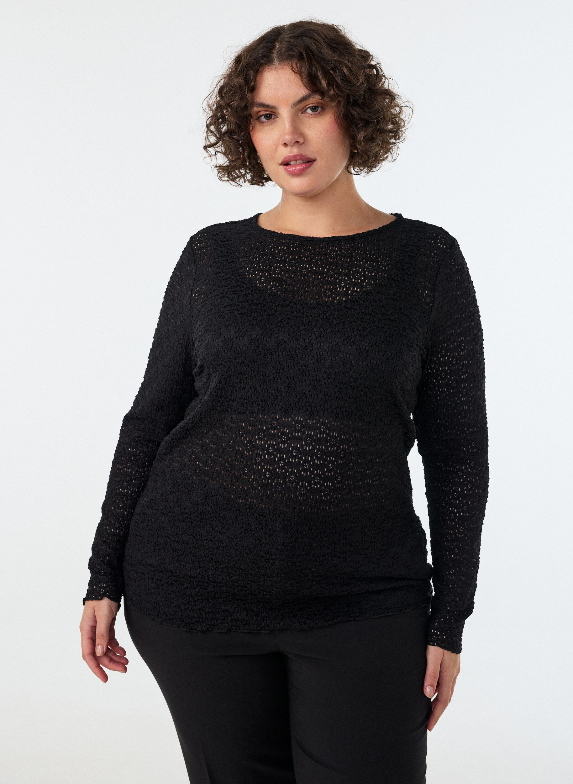 Blouse avec motif &agrave; &oelig;illets et manches longues, Noir, Model