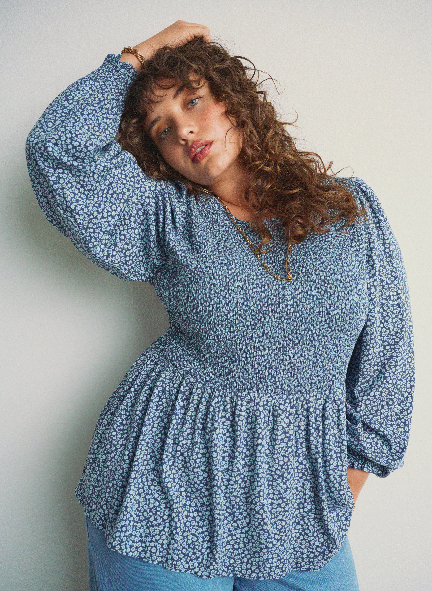 Zizzi Bluse mit gesmoktem Oberteil und gebl&uuml;mtem Print, Blau, Image image number 0