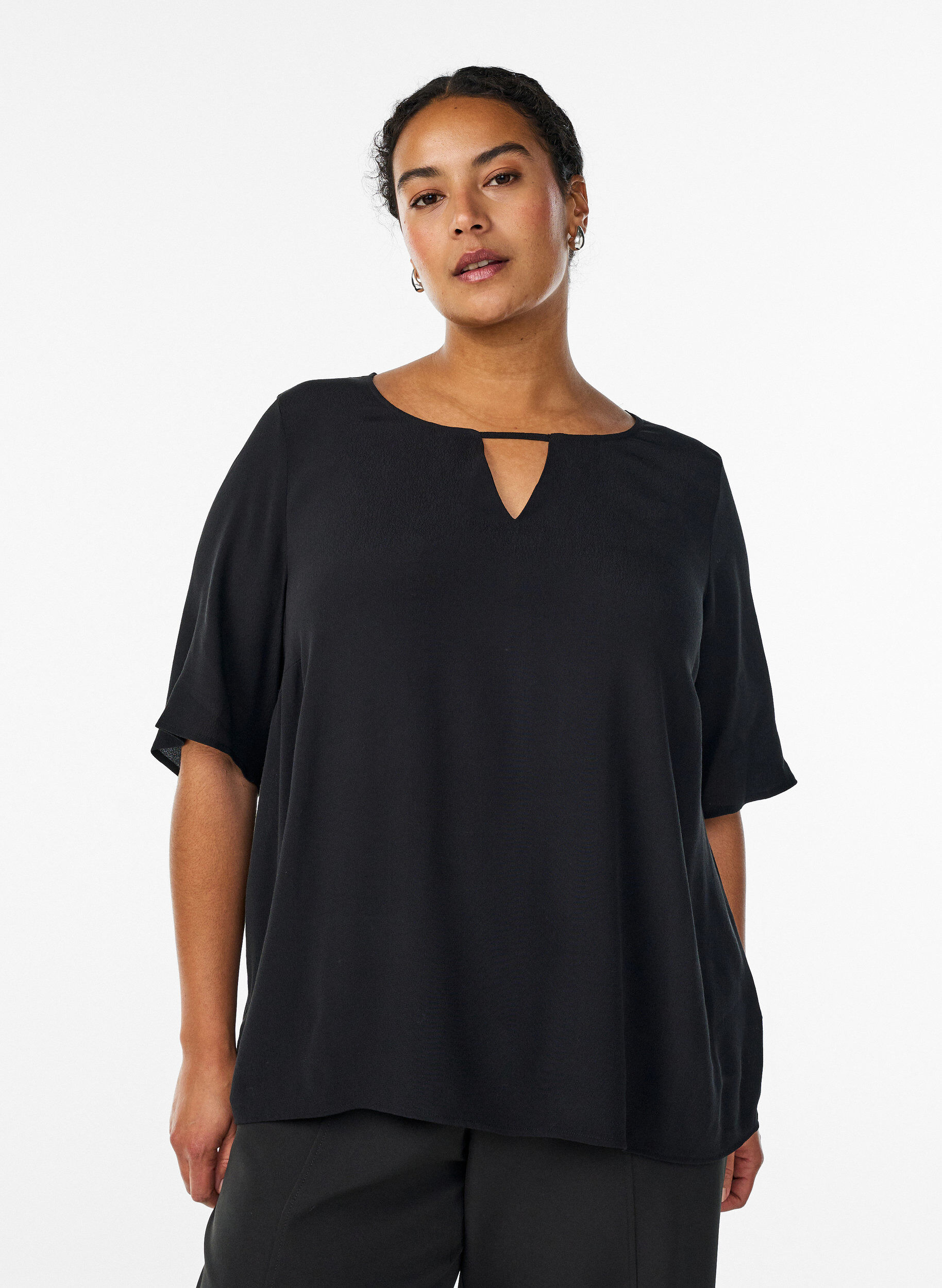 Zizzi Kurz&auml;rmelige Bluse aus Viskose, Schwarz, Model image number 0