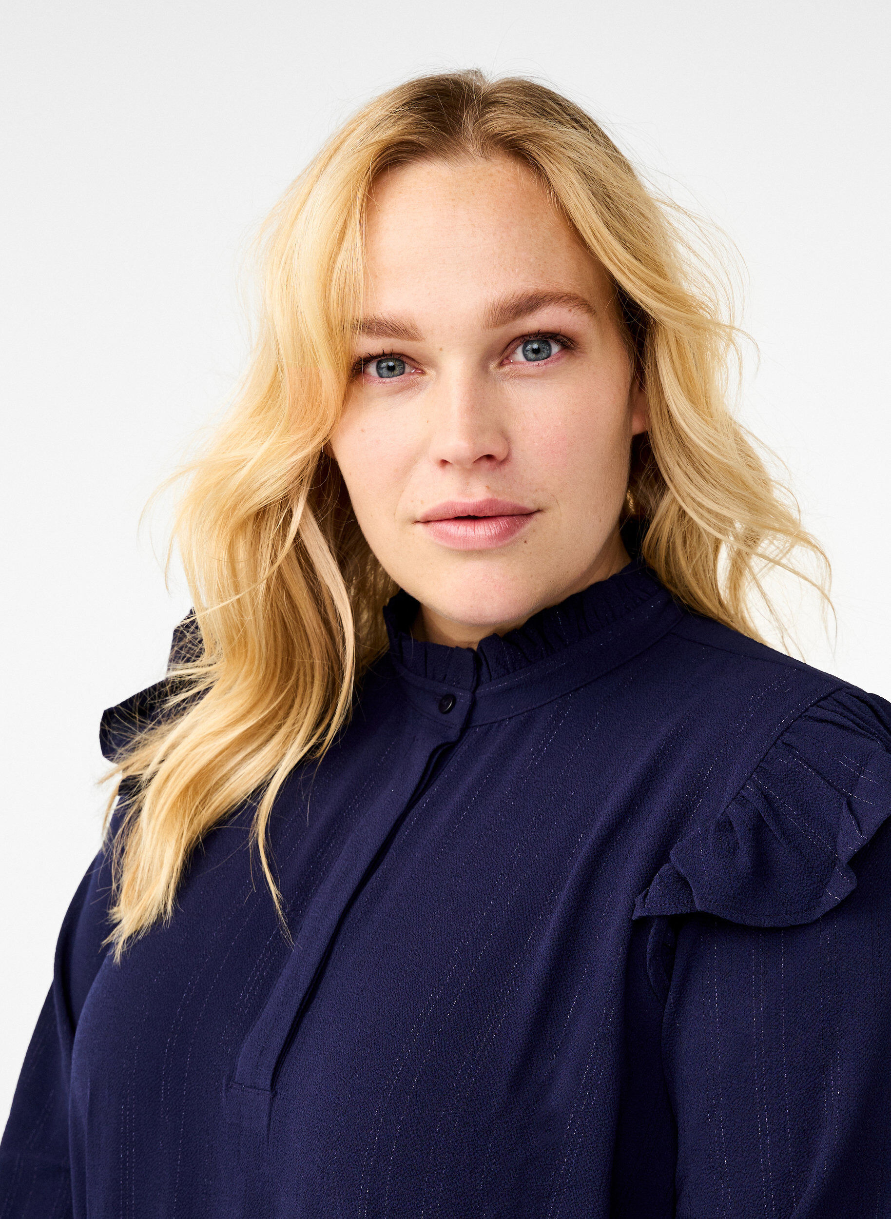 Zizzi Kurzes Kleid mit R&uuml;schen und Glitzer, Blau, Model image number 3