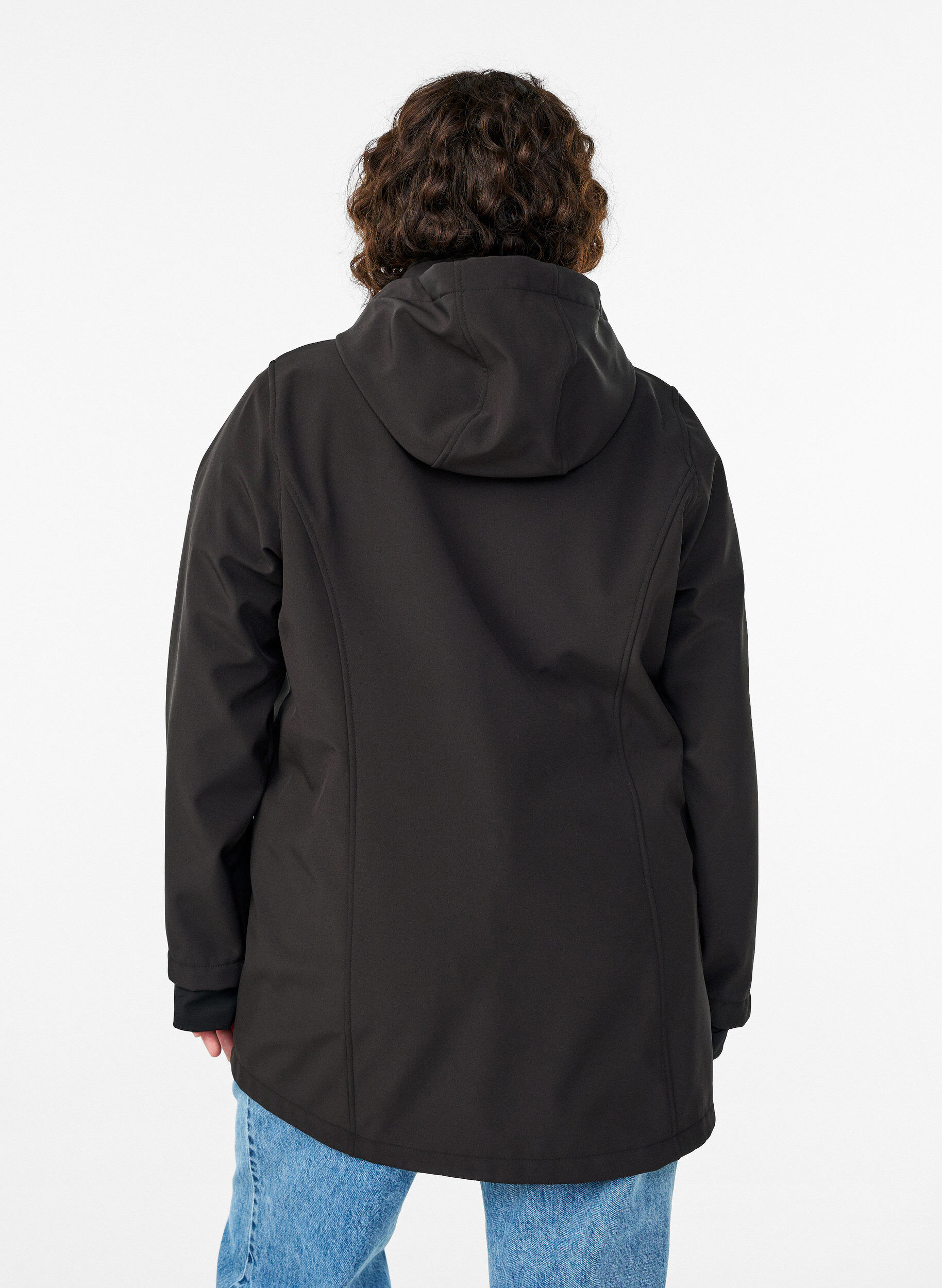 Zizzi Softshelljacke aus kurzem Schnitt mit abnehmbarer Kapuze, Schwarz, Model image number 2