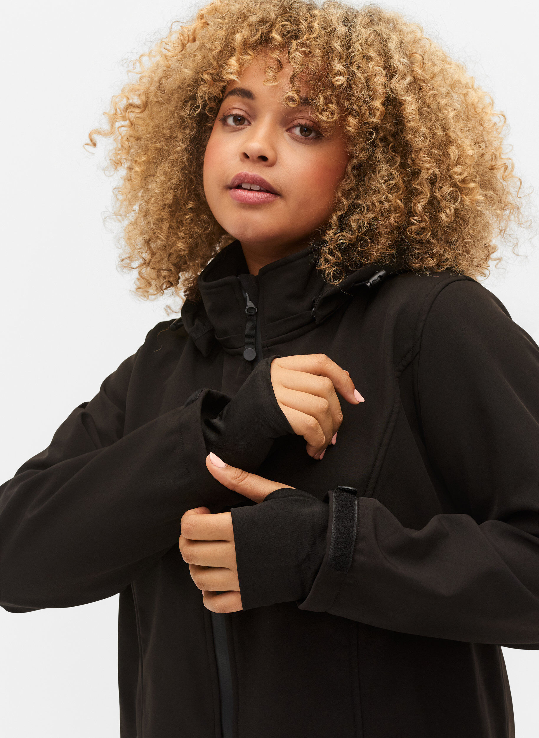 Zizzi Softshelljacke aus kurzem Schnitt mit abnehmbarer Kapuze, Schwarz, Model image number 4