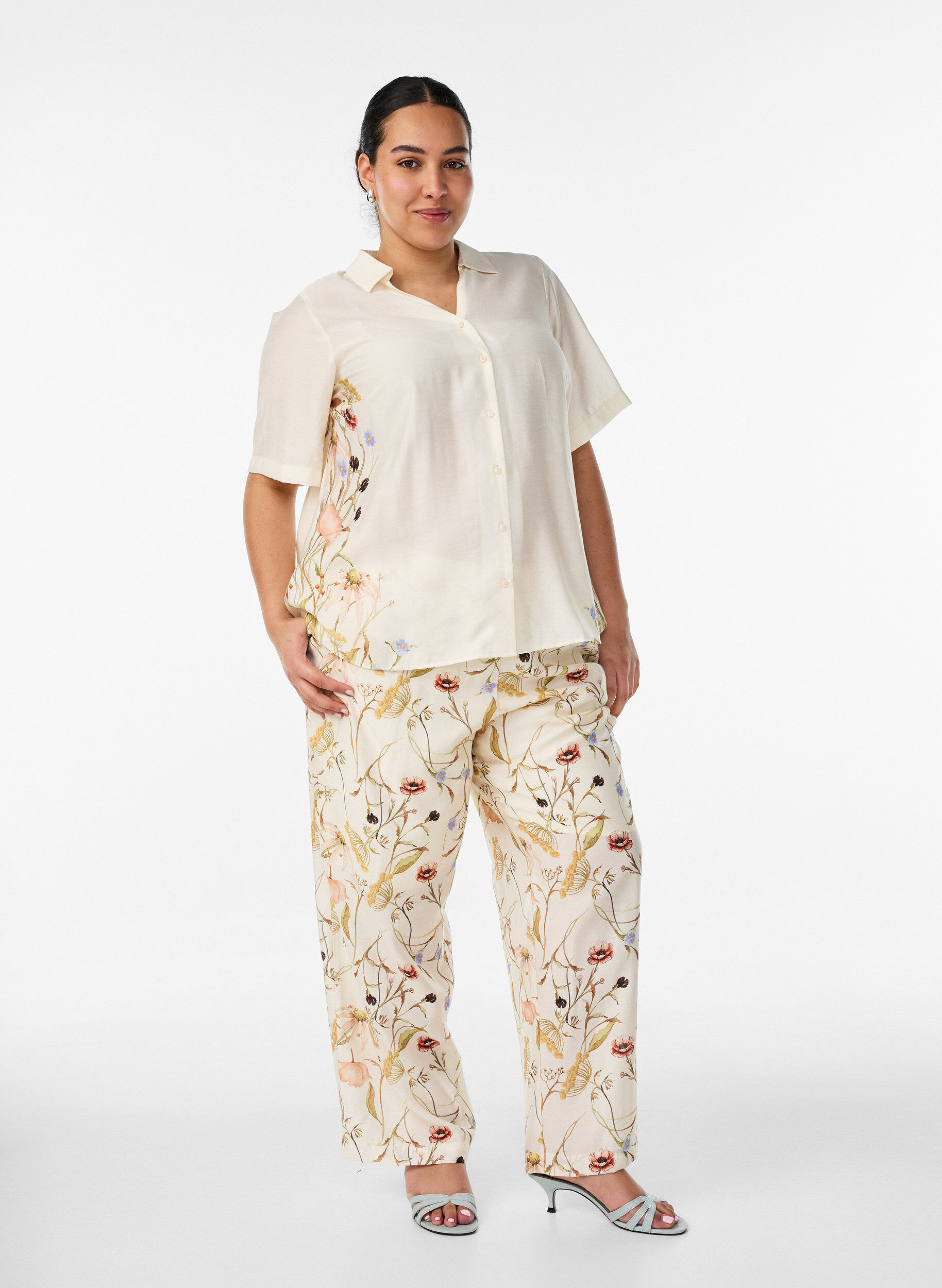 ZizziBluse mit ellbogenlangen &Auml;rmeln und gebl&uuml;mten Details, Beige, Model image number 1
