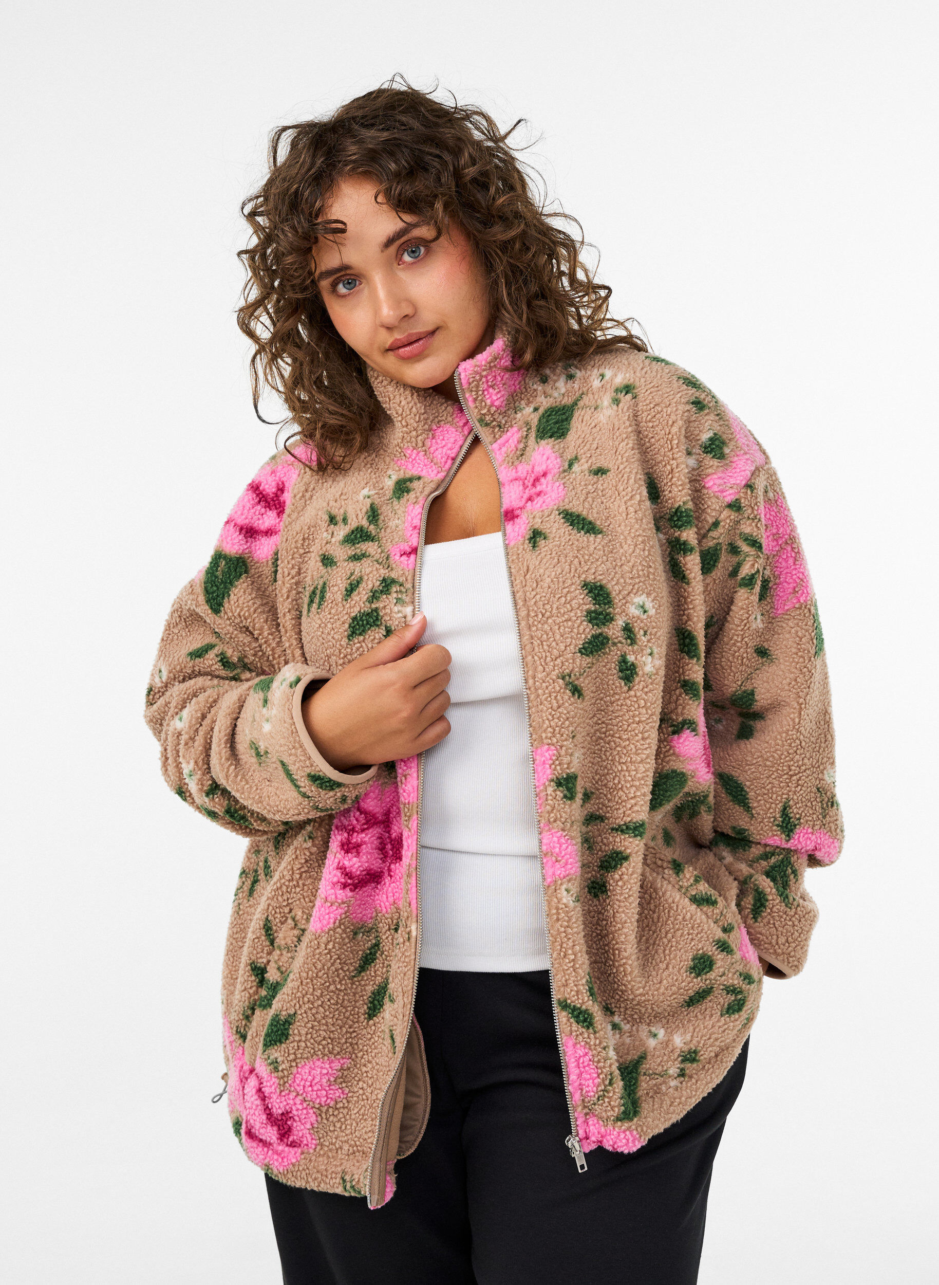 Gebl&uuml;mte Fleecejacke mit hohem Kragen und Rei&szlig;verschluss, Beige, Model