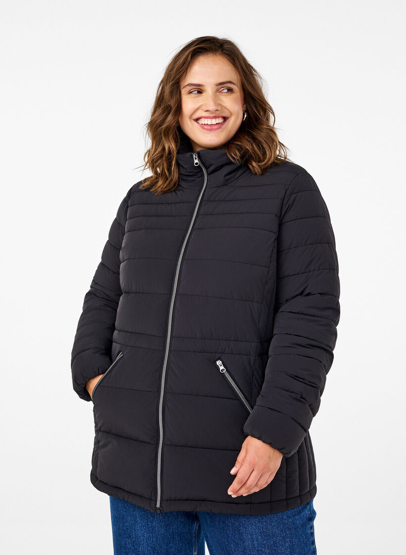 Kurze Steppjacke mit Taschen, Schwarz, Model image number 0