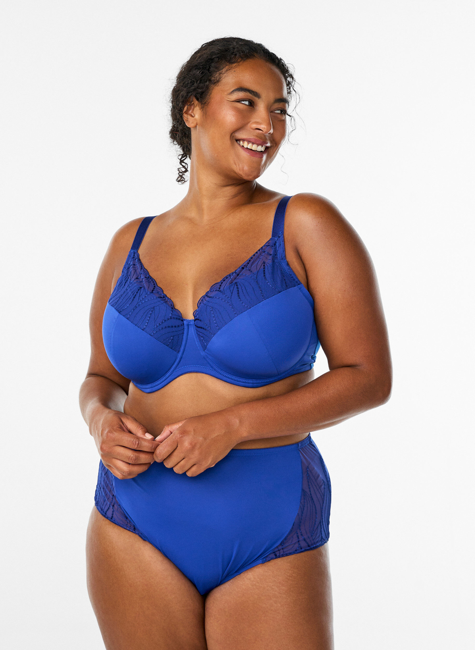 Zizzi Soutien-gorge avec bonnets rembourr&eacute;s et maille brod&eacute;e, Bleu, Model image number 1