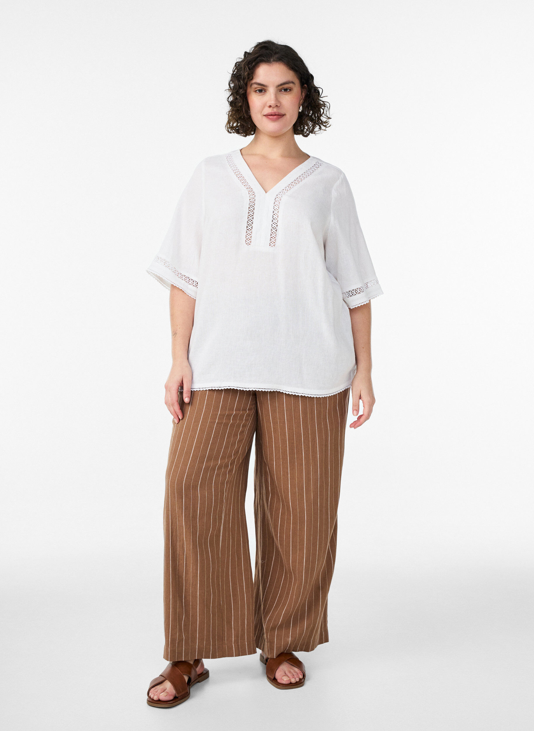 Zizzi Bluse aus Leinen und Viskose mit H&auml;keldetails, Wei&szlig;, Model image number 1