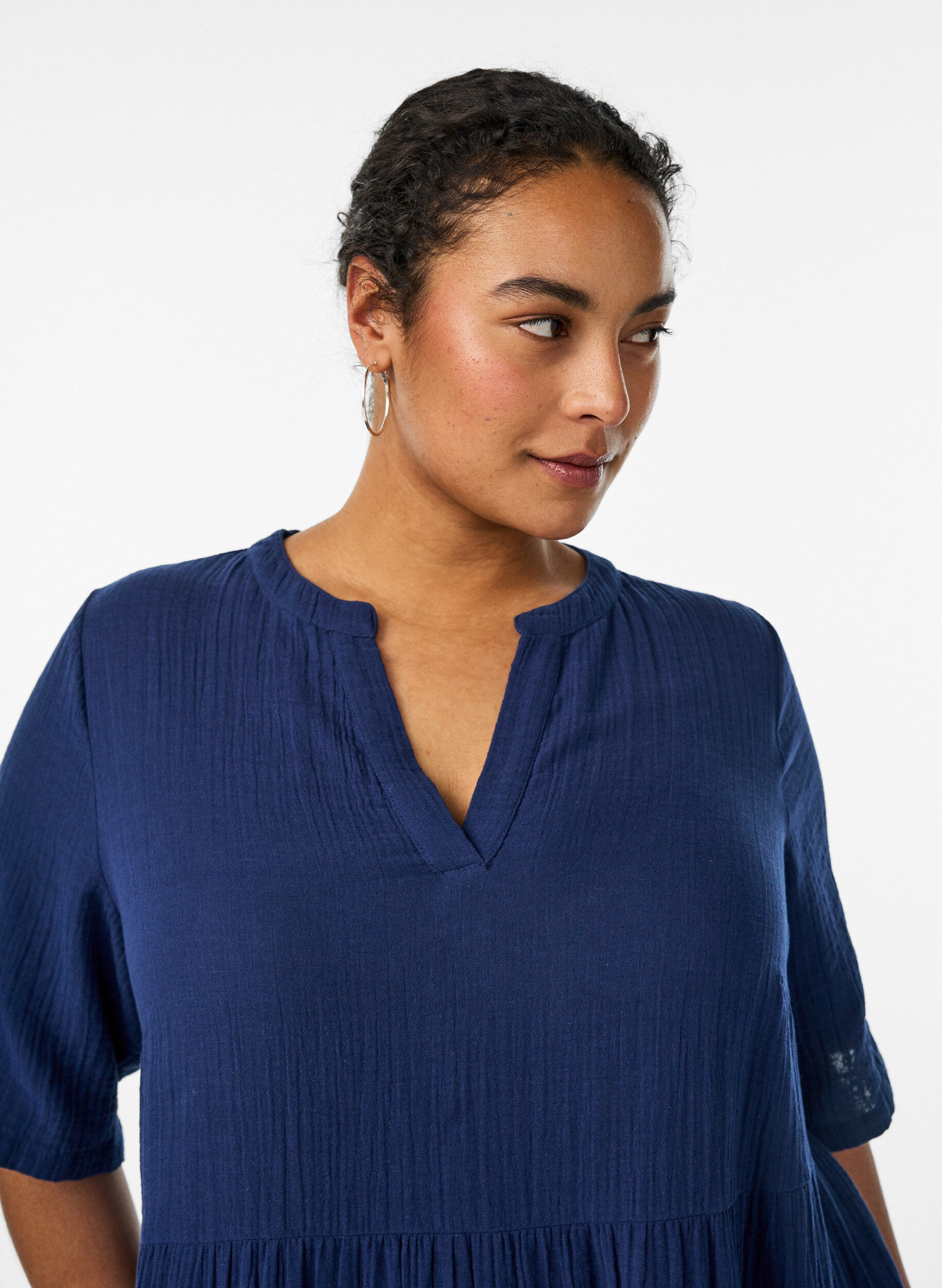 Zizzi Robe midi coupe &eacute;vas&eacute;e en mousseline de coton, Bleu, Model image number 2