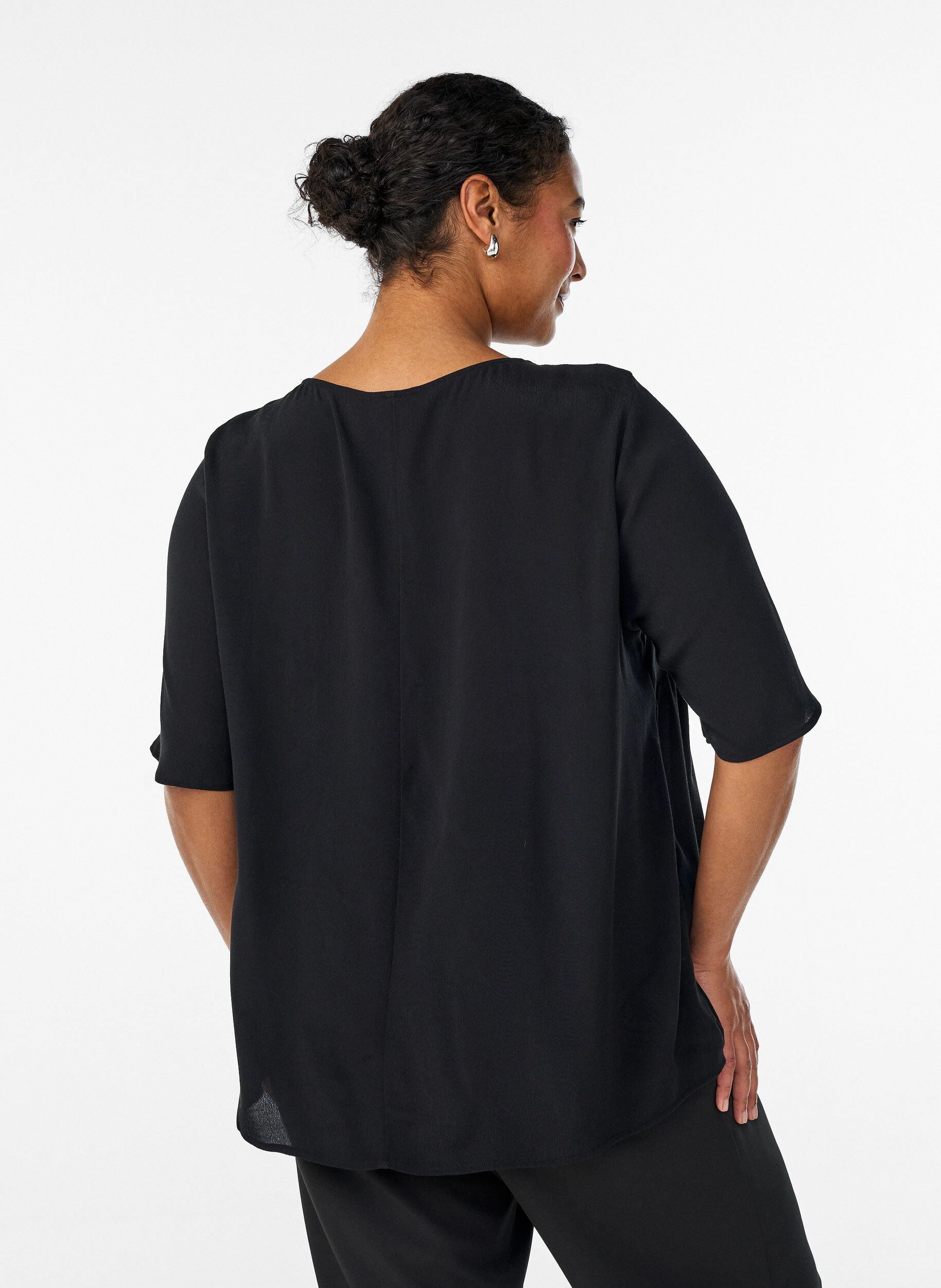 Zizzi Kurz&auml;rmelige Bluse aus Viskose, Schwarz, Model image number 2