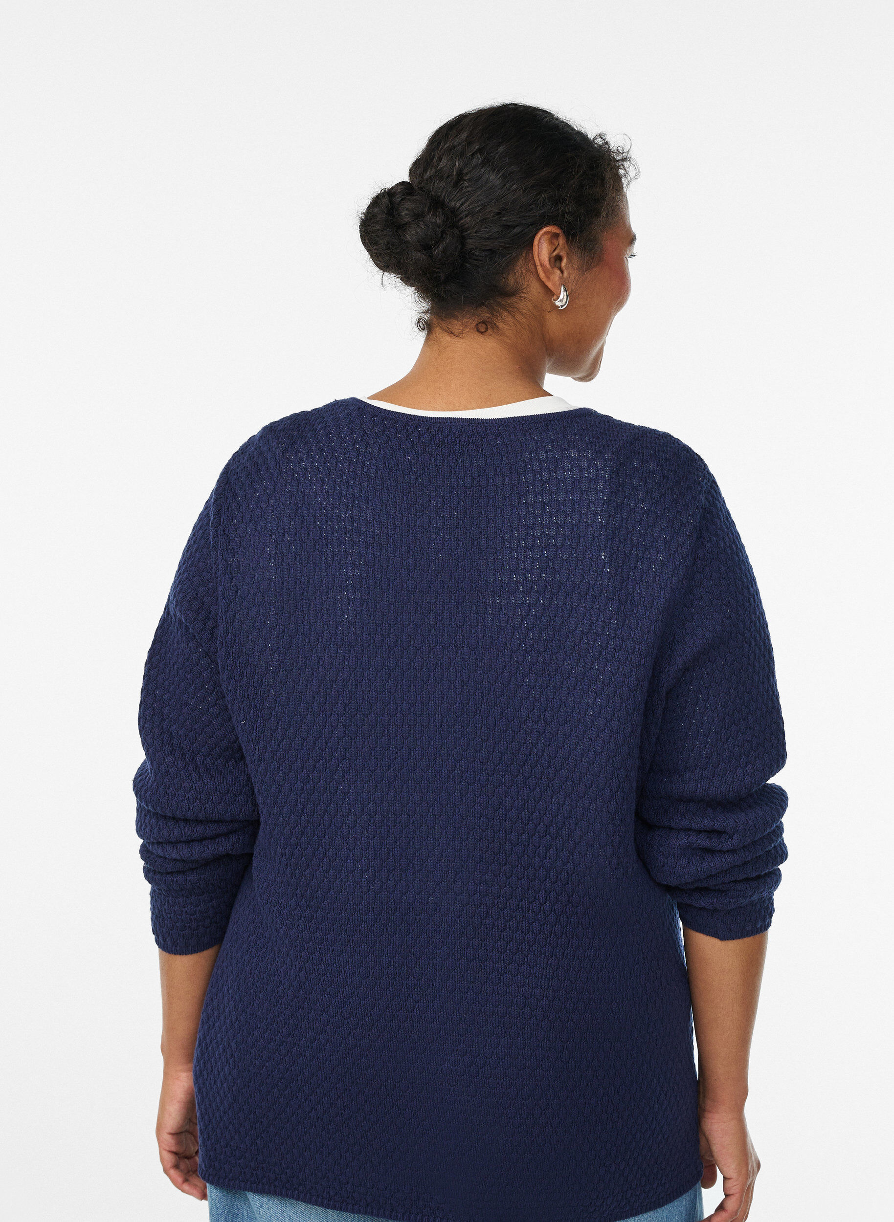 Zizzi Strickjacke aus Strukturstrick mit kugelf&ouml;rmigen Kn&ouml;pfen, Blau, Model image number 2