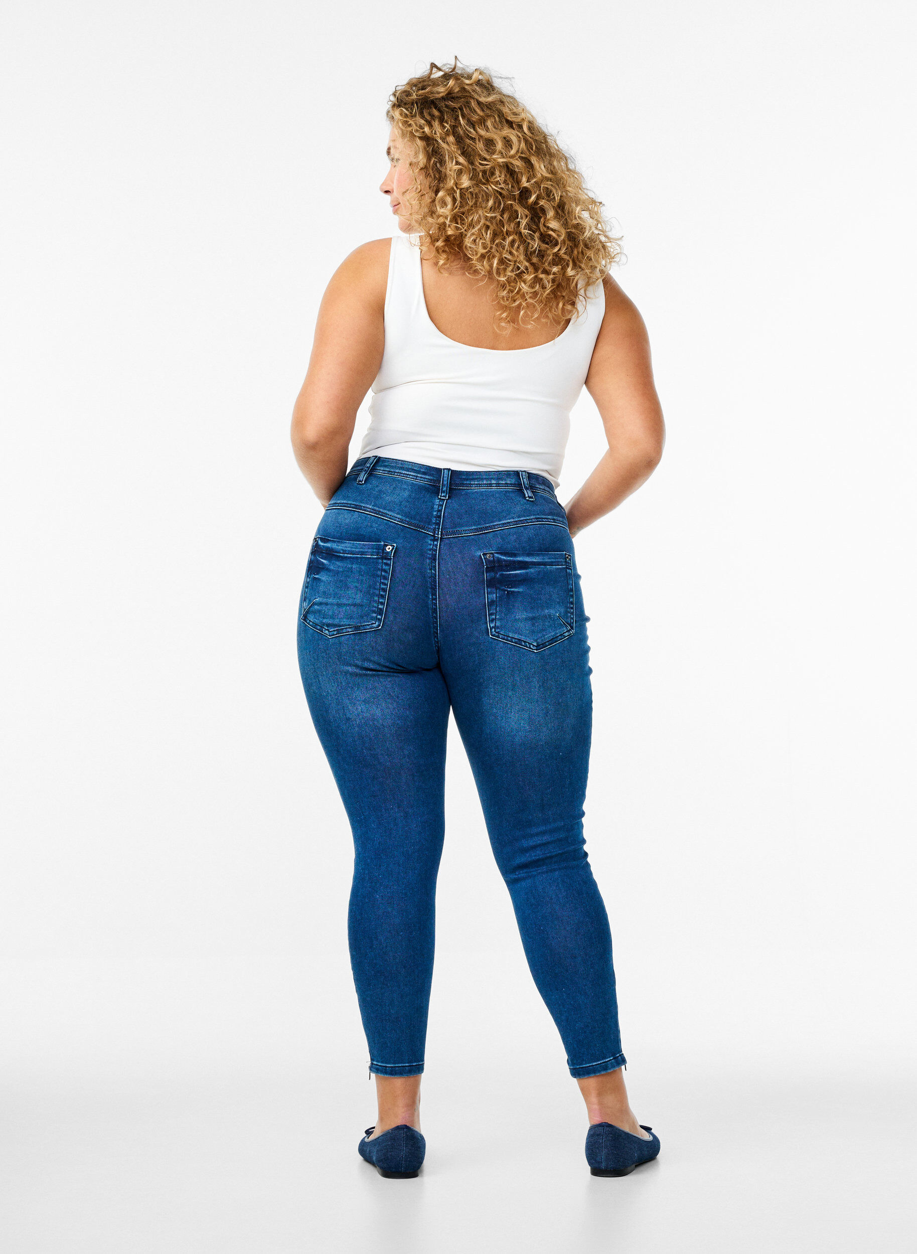 Zizzi Cropped Amy Jeans mit Rei&szlig;verschluss, Blau, Model image number 1