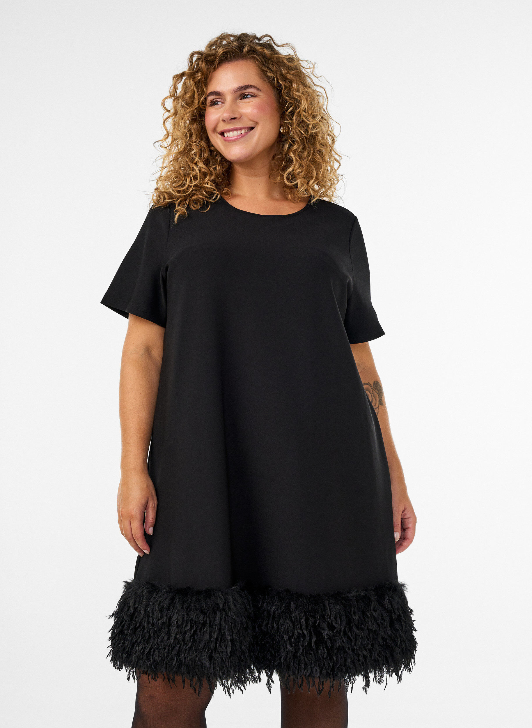 Kurzes Jerseykleid mit Federbesatz, Schwarz, Model