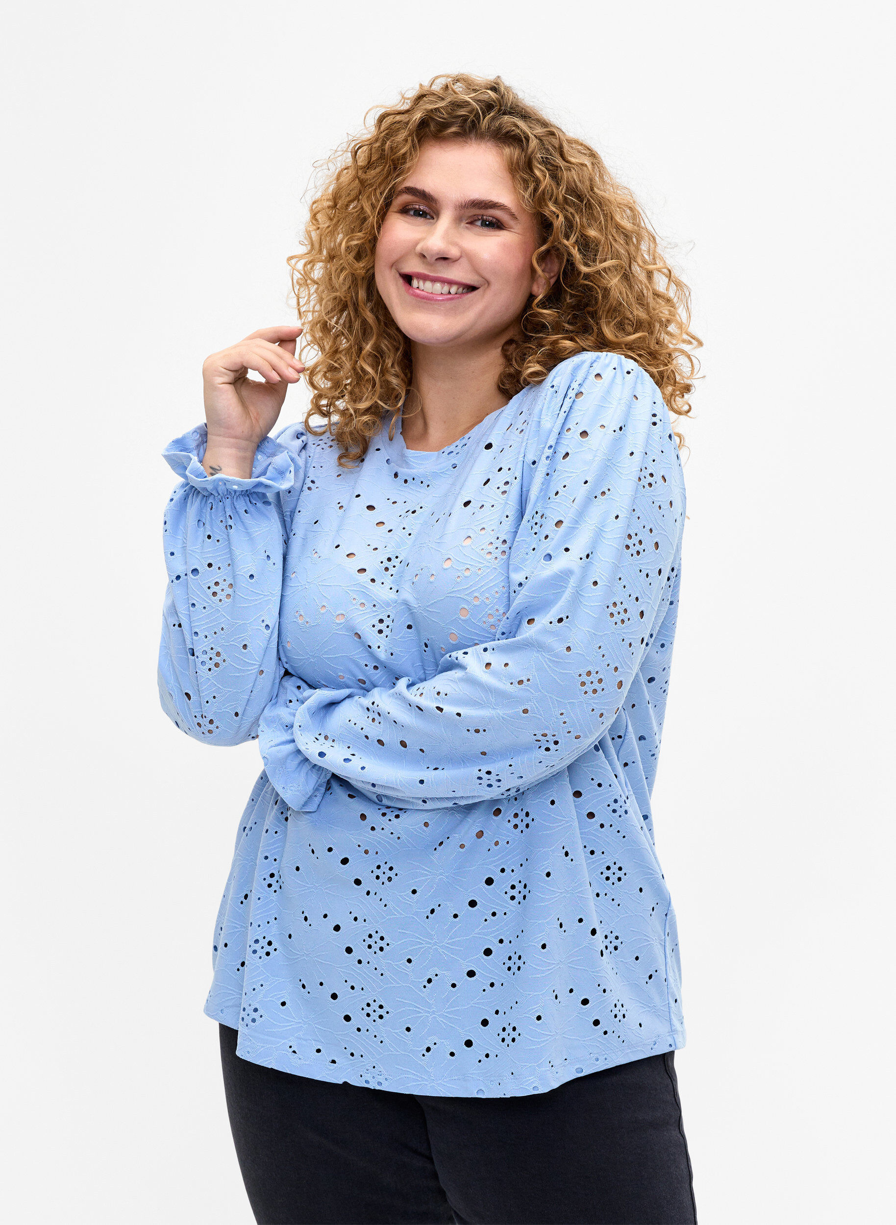 Zizzi  Lang&auml;rmlige Bluse mit Lochmuster, Serenity, Model image number 0