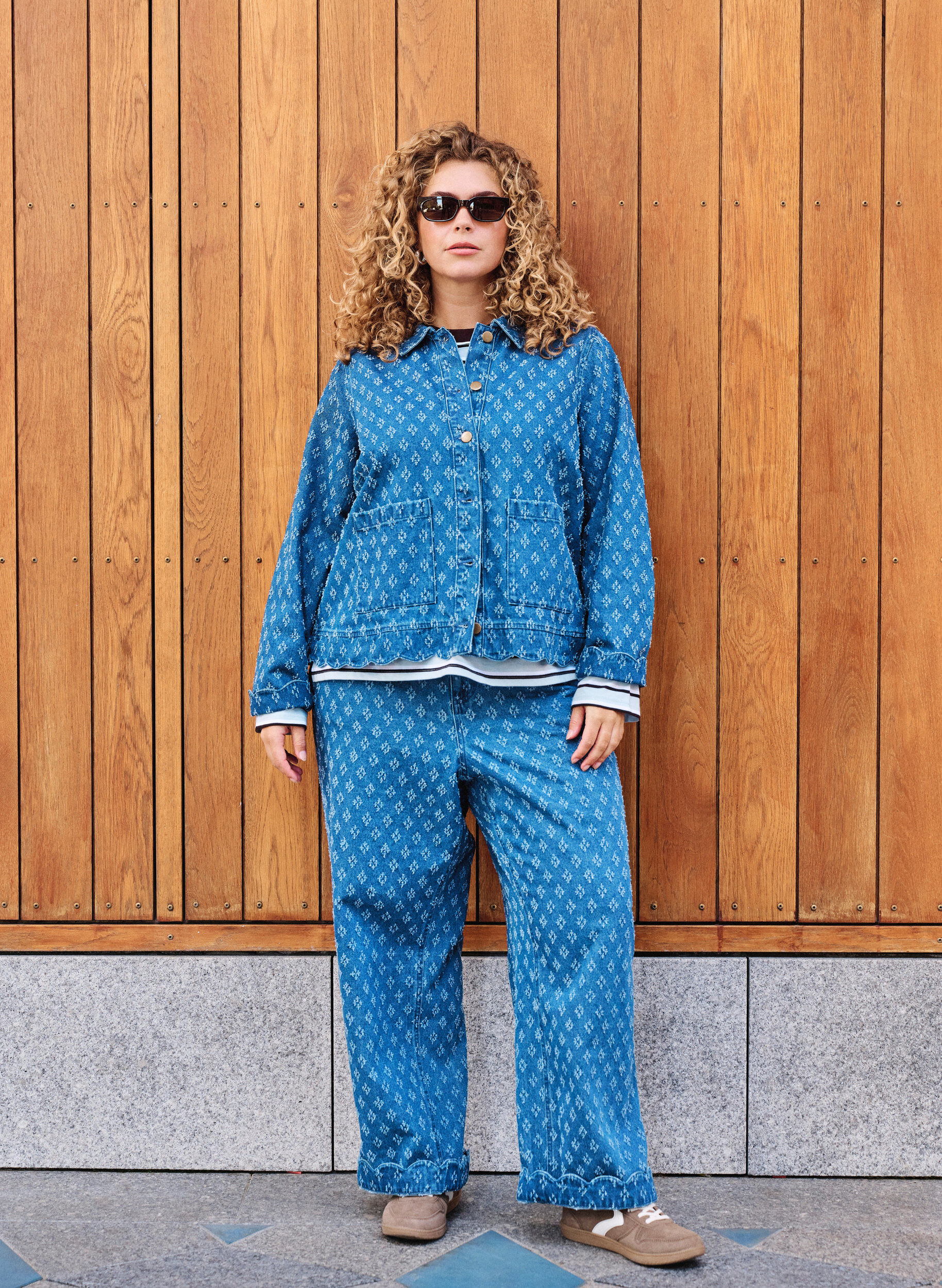 ZizziMyra Jeans mit weiter Passform und abgenutzter Optik, Blau, Image image number 0
