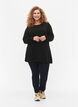 Blouse tricot&eacute;e en m&eacute;lange coton-viscose, Noir, Model image number 1