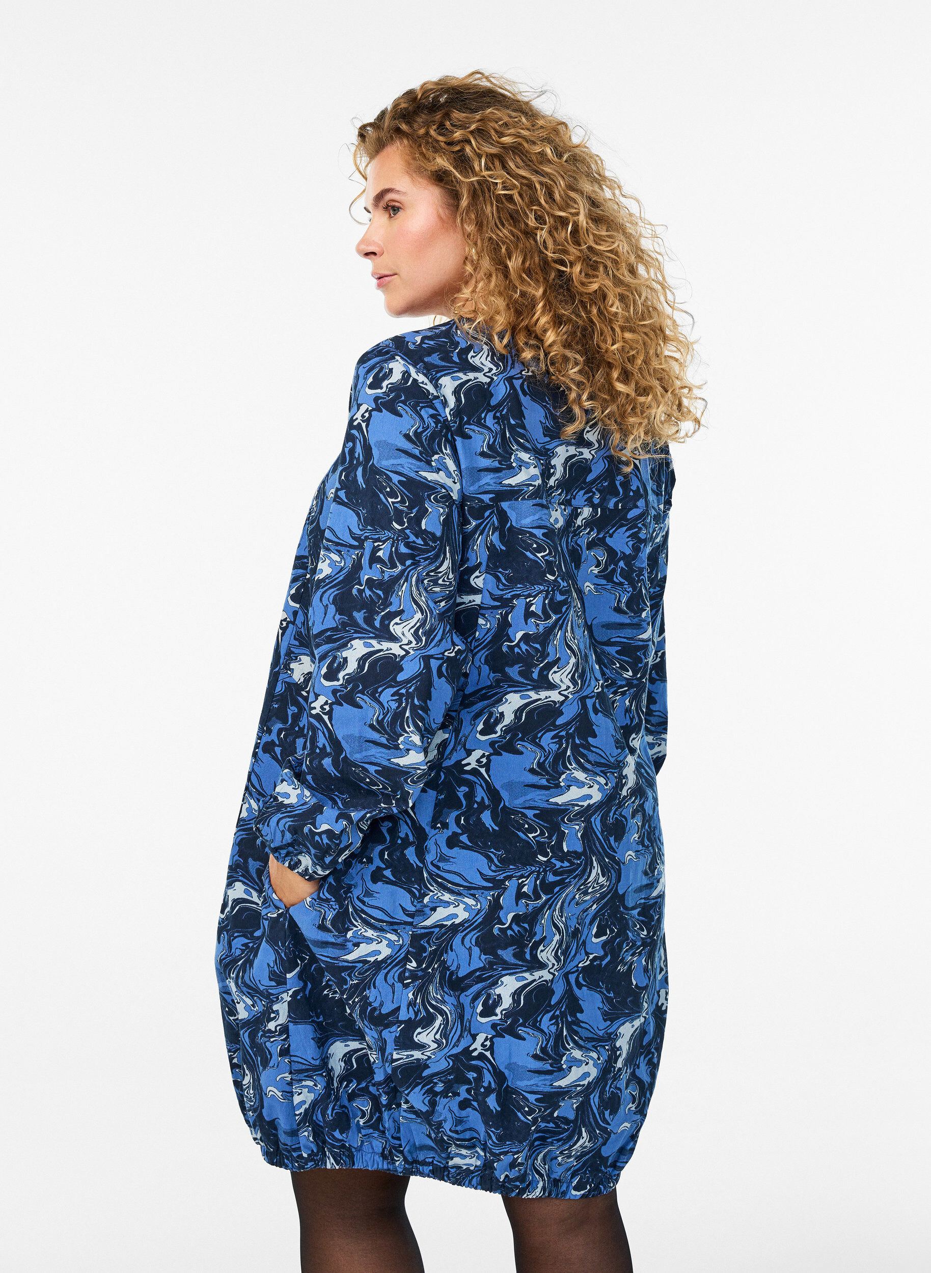 Zizzi Kurzes Baumwollkleid mit Gummisaum und langen &Auml;rmeln, Blau, Model image number 2